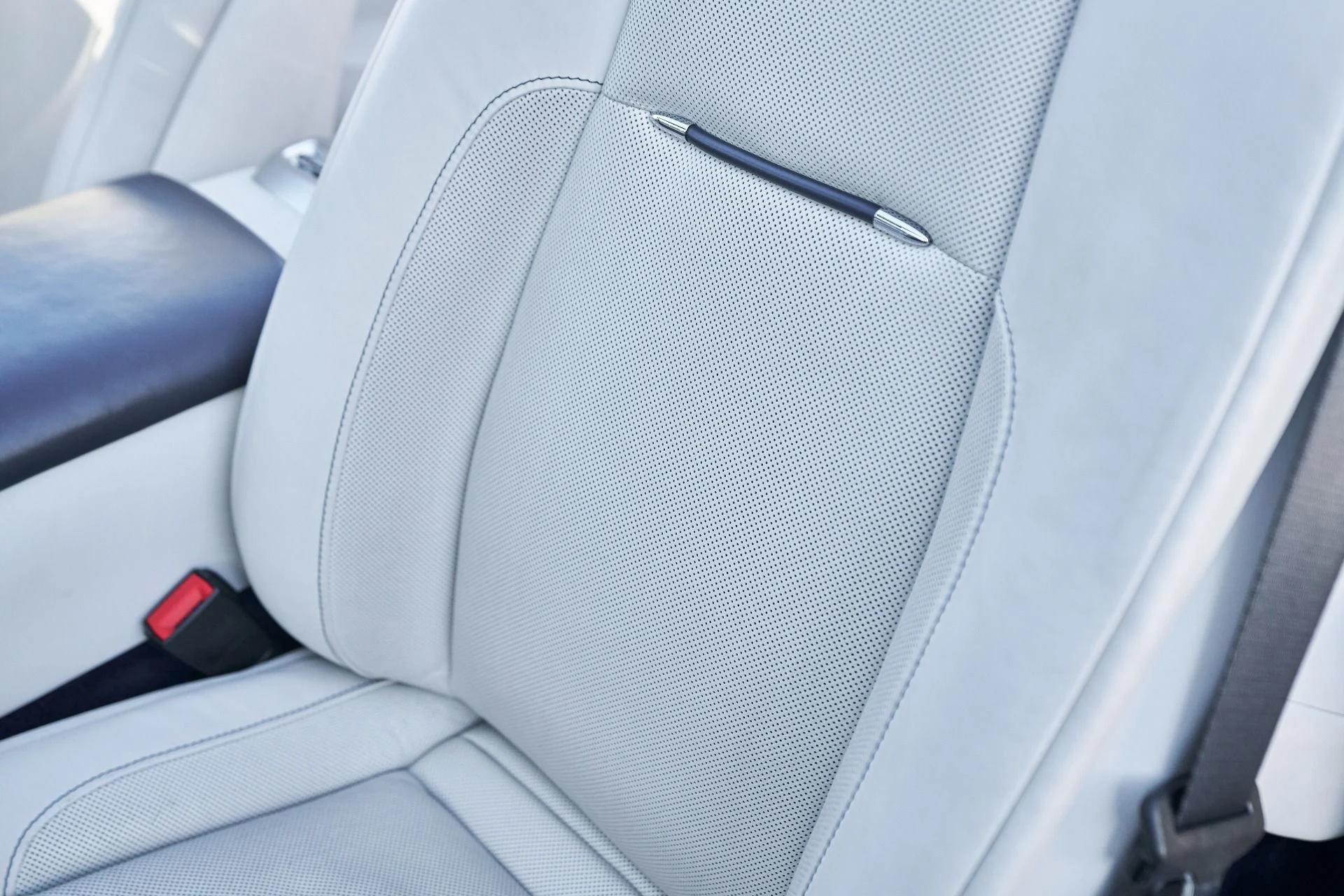 mph040_1817557066_Used_2018_Rolls_Royce_Dawn_1764124401_5404407cb9