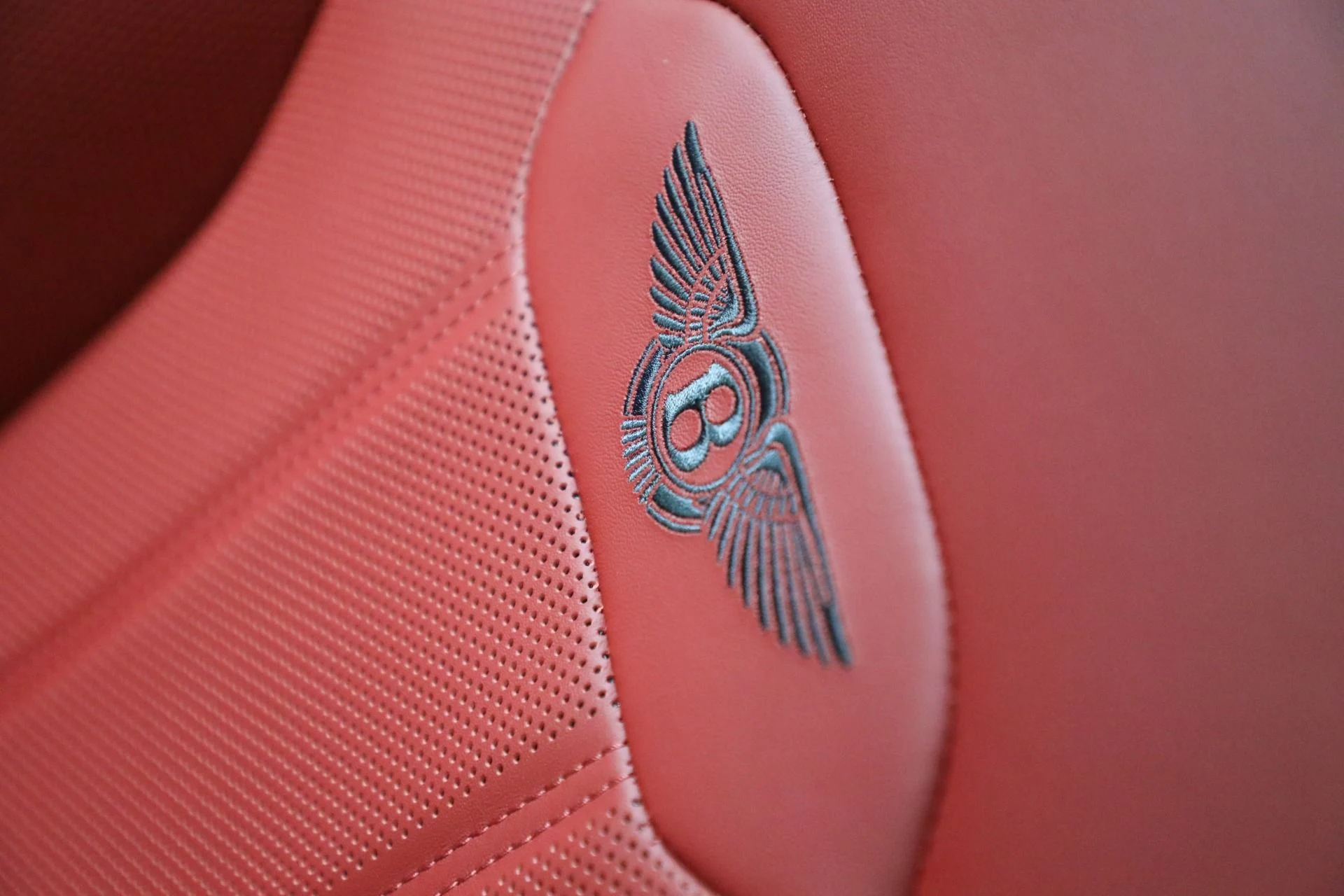 mph040_1833296600_New_2025_Bentley_Bentayga_V8_f09b46ac94