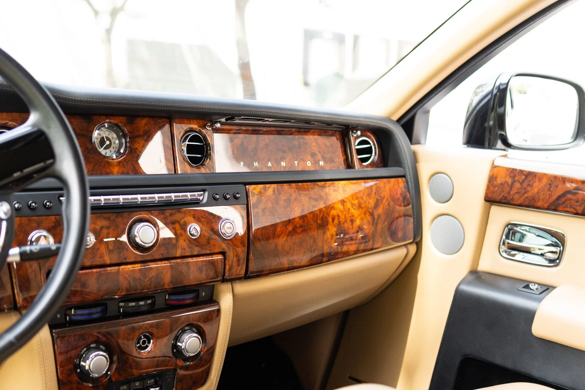 mph040_1849310636_Used_2015_Rolls_Royce_Phantom_1779983365_e072034eb9
