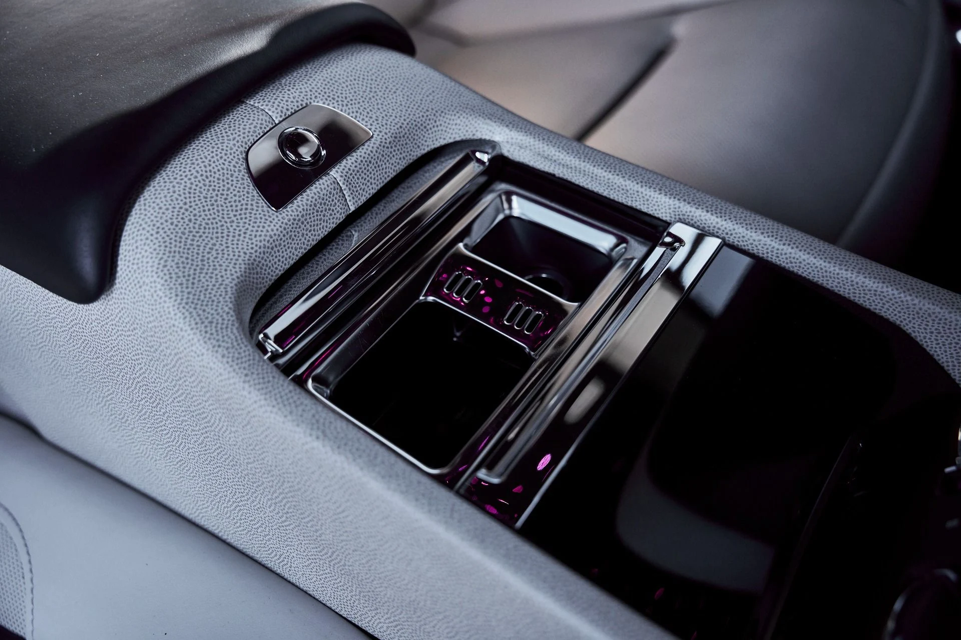 mph040_1909885552_Used_2015_Rolls_Royce_Wraith_1770669855_70e7302716