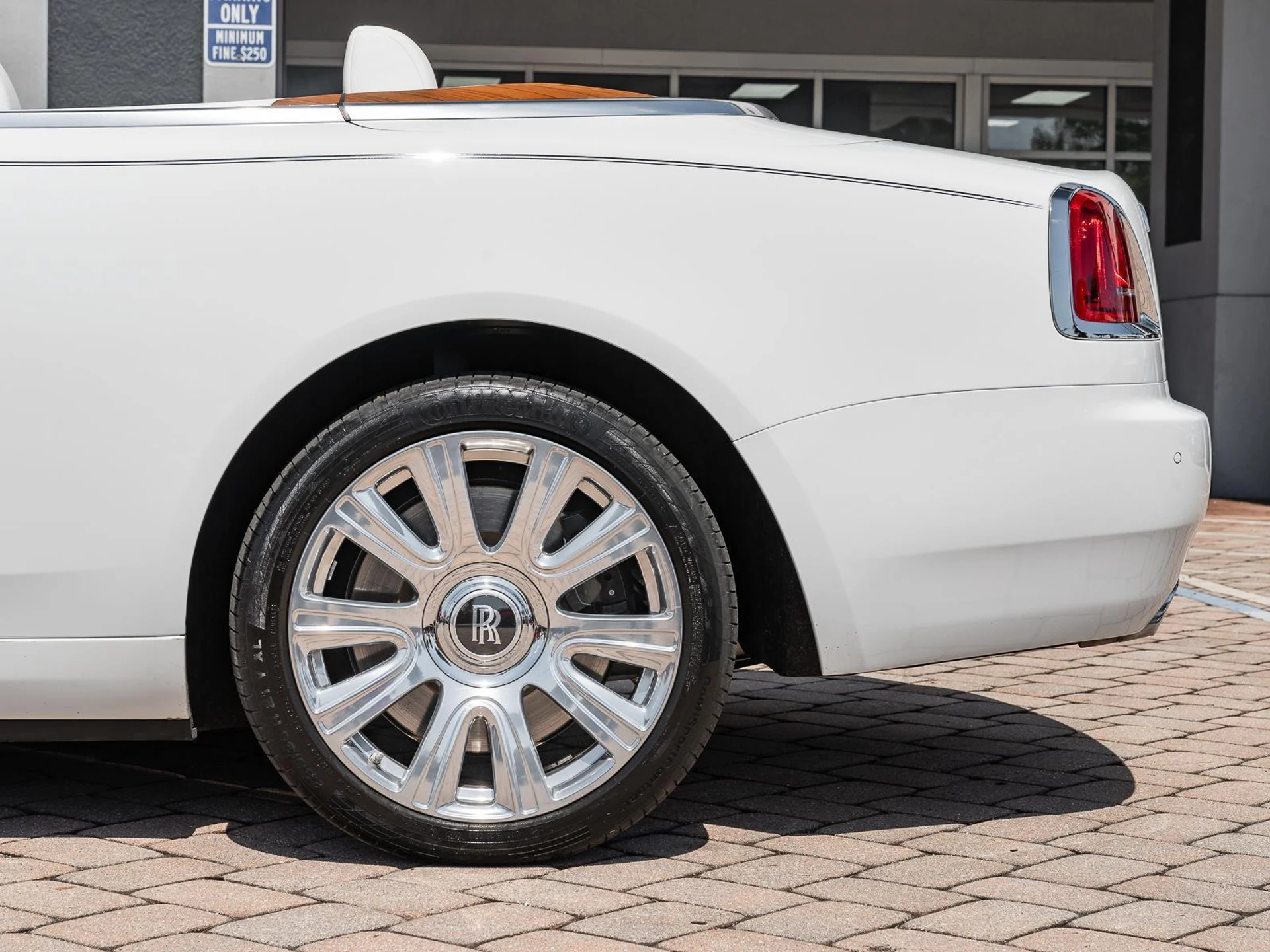 mph040_1963446470_Used_2016_Rolls_Royce_Dawn_2dr_Convertible_1782414118_421606c287