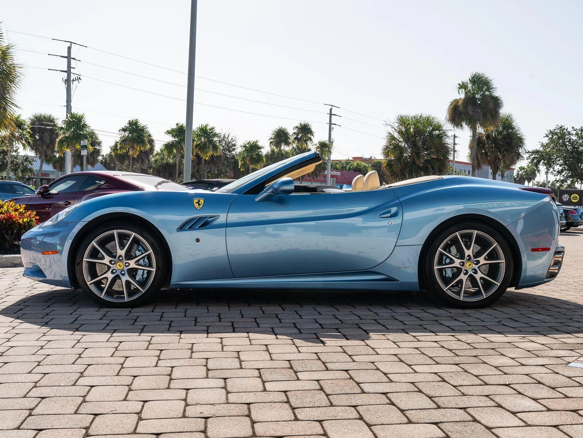 mph040_1970334844_Used_2010_Ferrari_California_1793131320_7134c05782