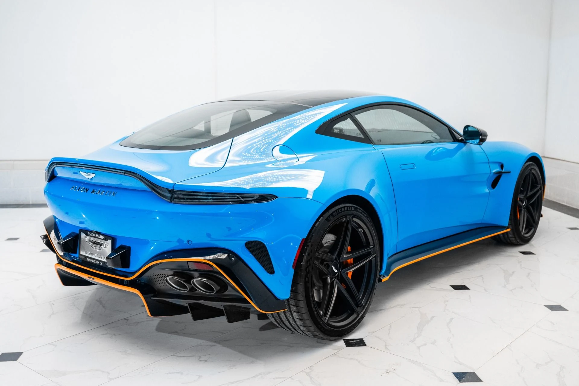 mph040_1982139548_Used_2025_Aston_Martin_Vantage_Coupe_1737041109_eed4bf4ede