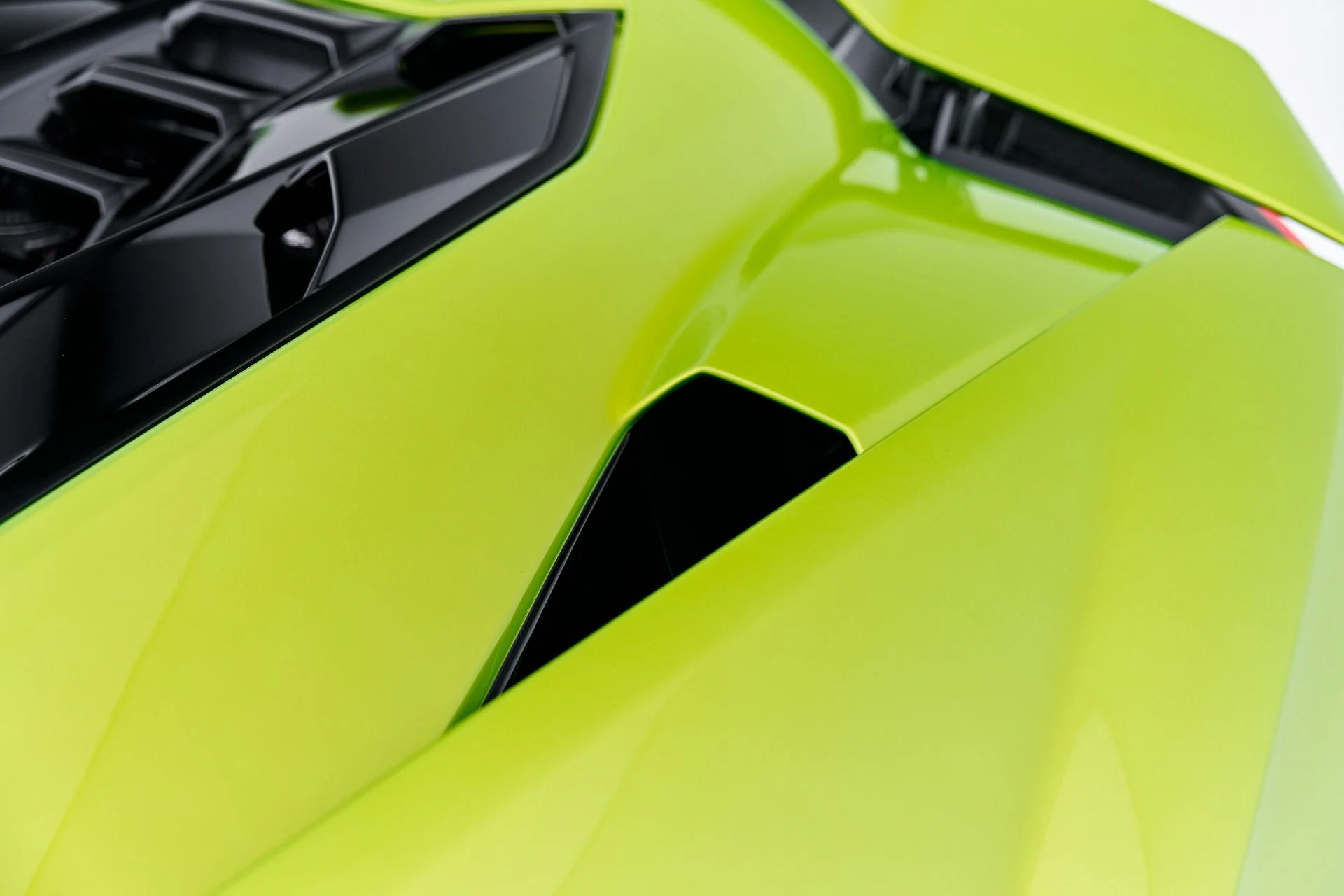mph040_2024691194_Used_2025_Lamborghini_Revuelto_Base_1785289427_856aa902de