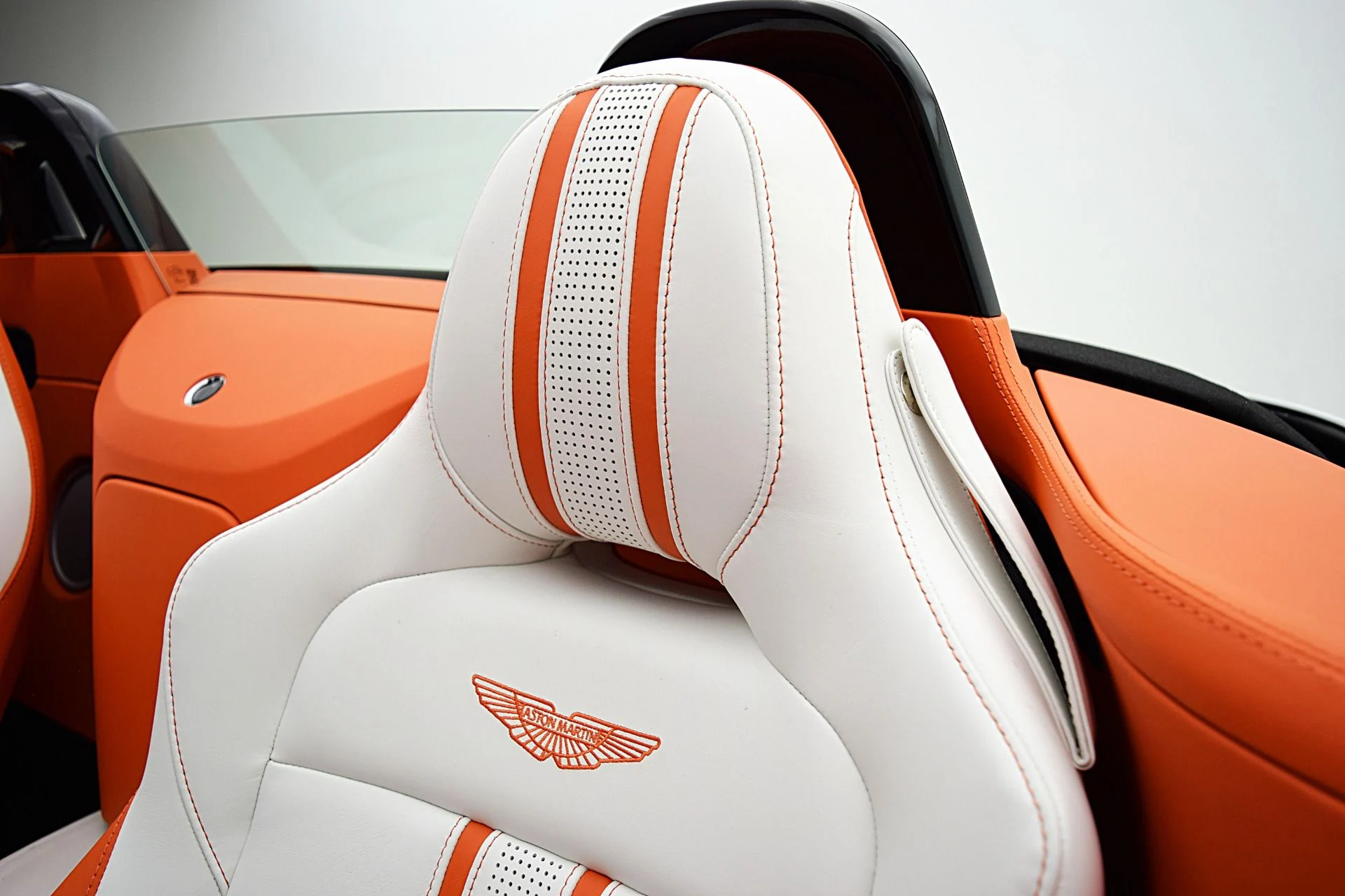 mph040_2055552059_Used_2023_Aston_Martin_Vantage_Roadster_e8c7eb4b29