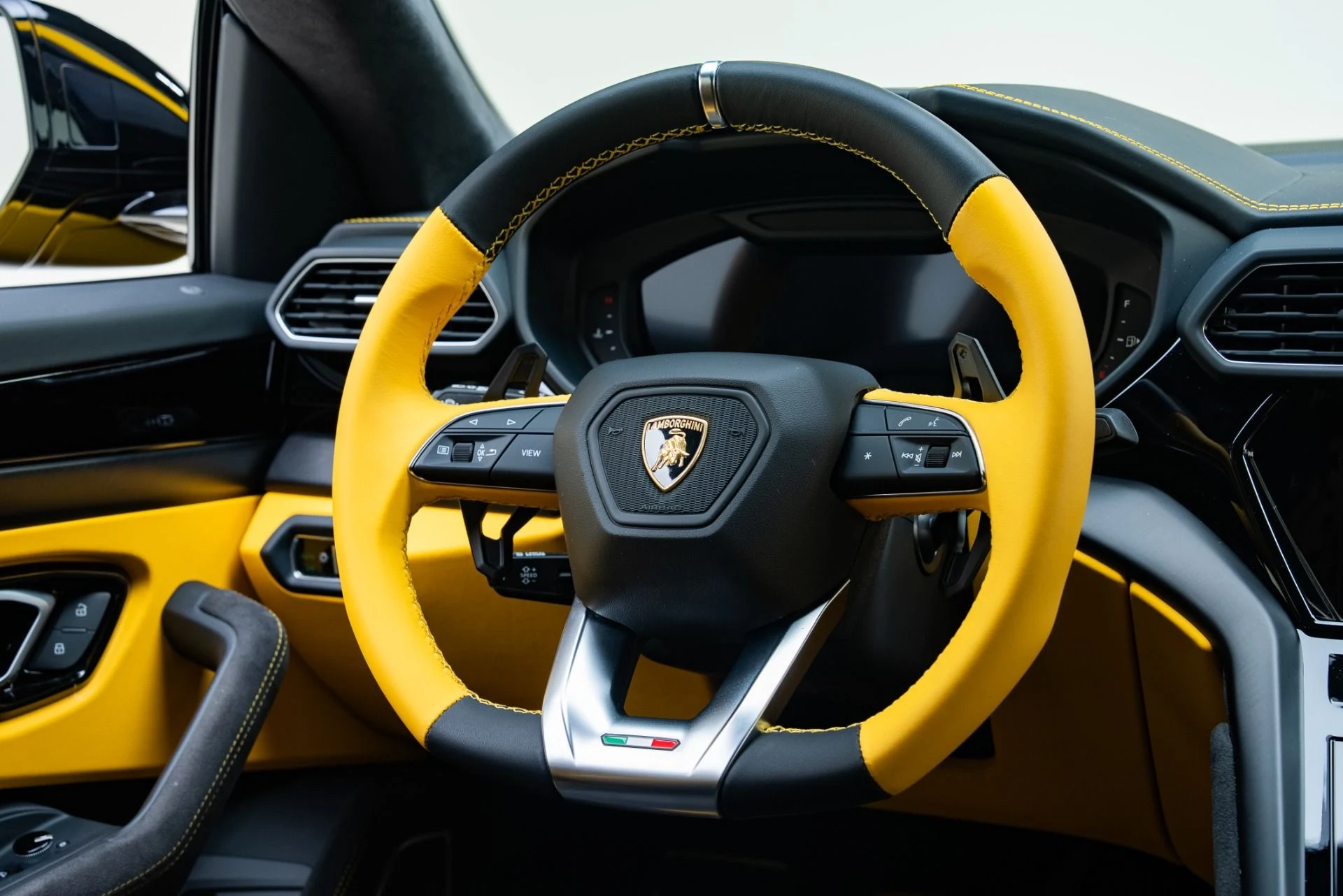 mph040_2057087735_Used_2024_Lamborghini_Urus_S_1778704805_9279b9fa84