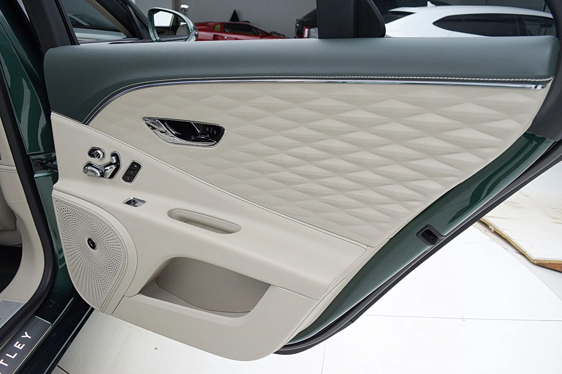 mph040_2067721746_Used_2022_Bentley_Flying_Spur_V8_027870eab7