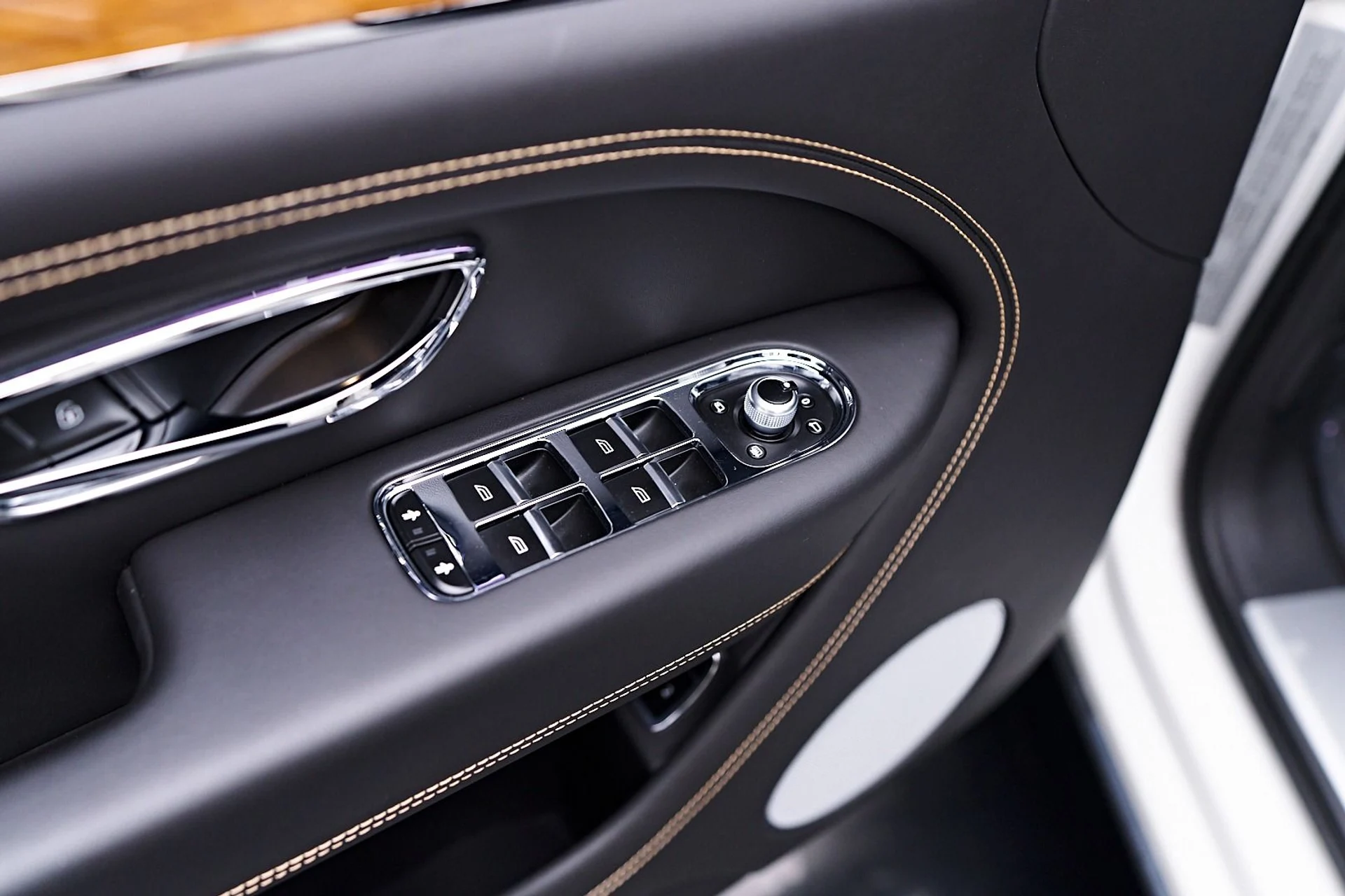 mph040_2076990249_Used_2023_Bentley_Bentayga_EWB_Azure_1745273088_f38e54a659