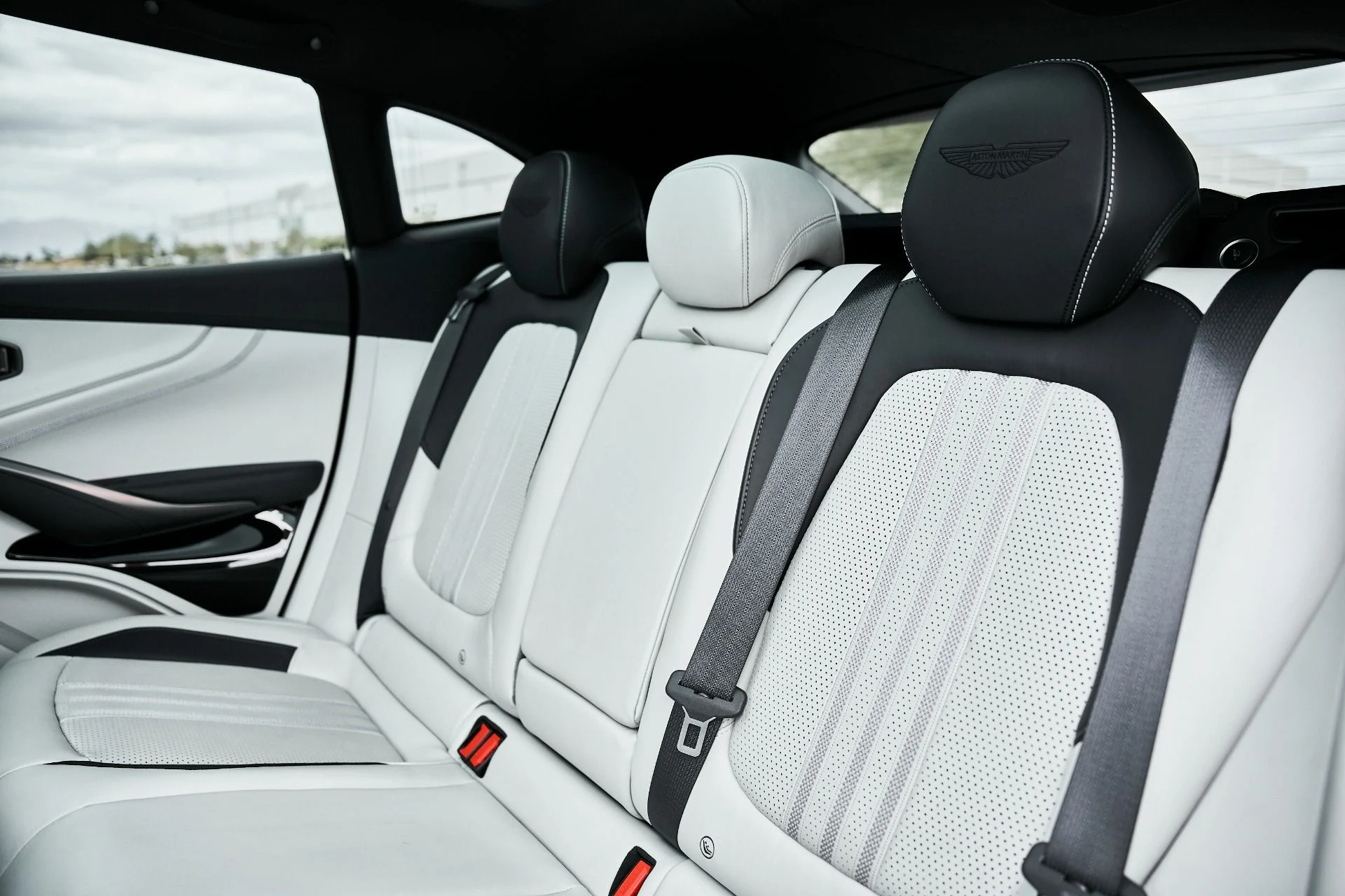 mph040_2089164805_Used_2025_Aston_Martin_DBX_707_1775008000_0d8a1aeeda