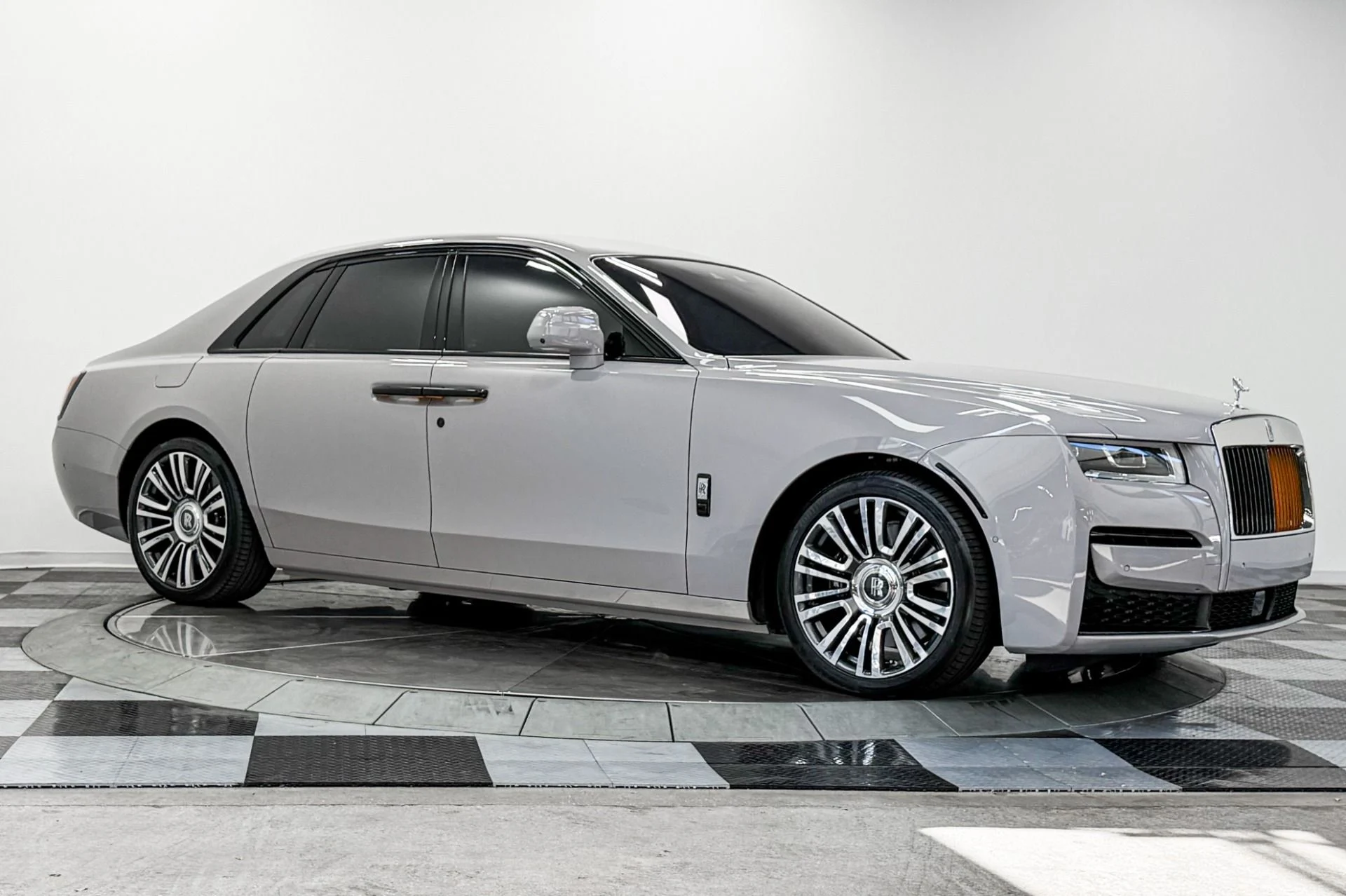 mph040_2113001156_Used_2022_Rolls_Royce_Ghost_The_Ghost_Package_Bespoke_Audio_Illuminated_Fascia_1785265086_e8c4768b06