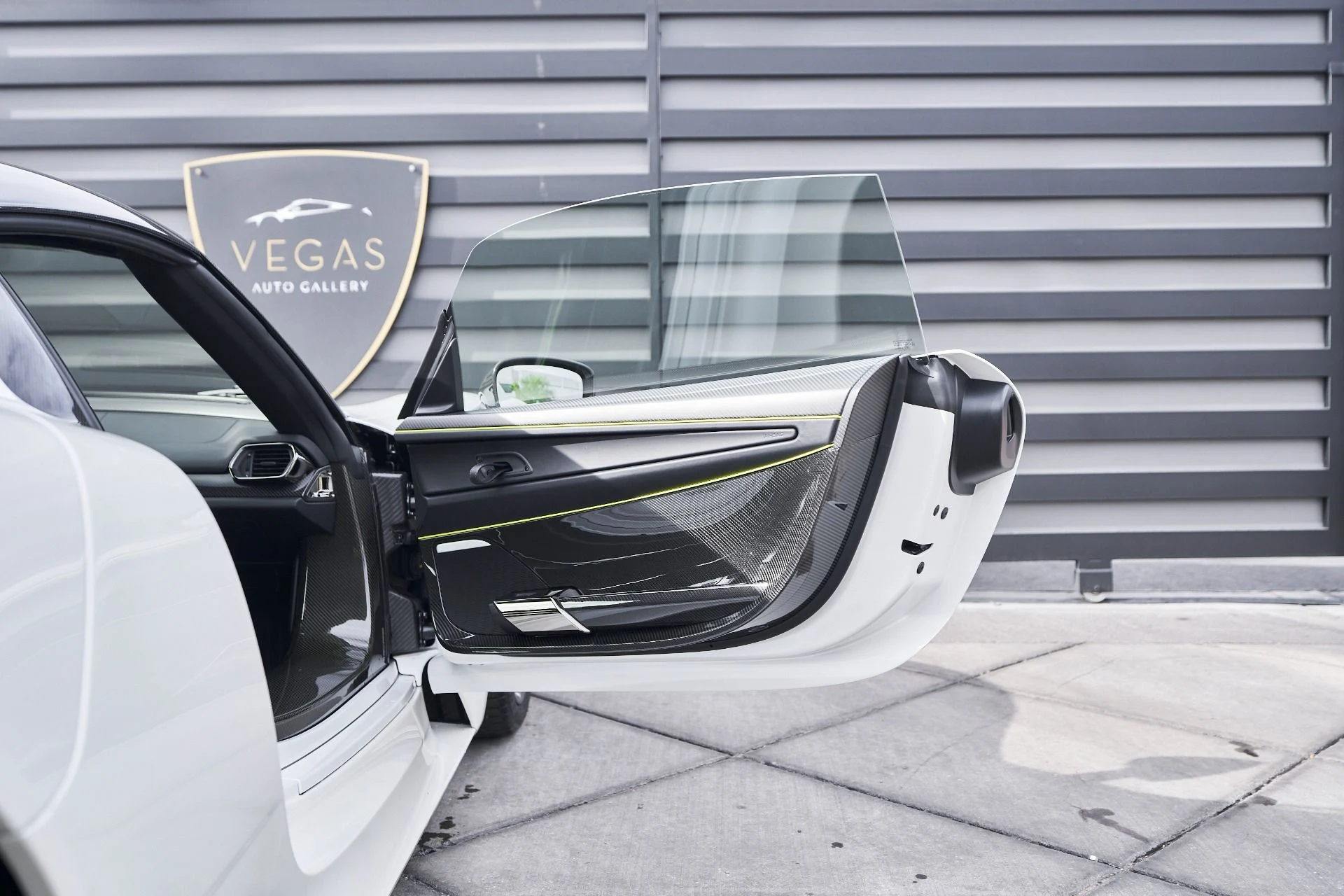 mph040_2120508202_Used_2015_Porsche_918_Spyder_w_Weissach_Package_1764874366_433beb737c