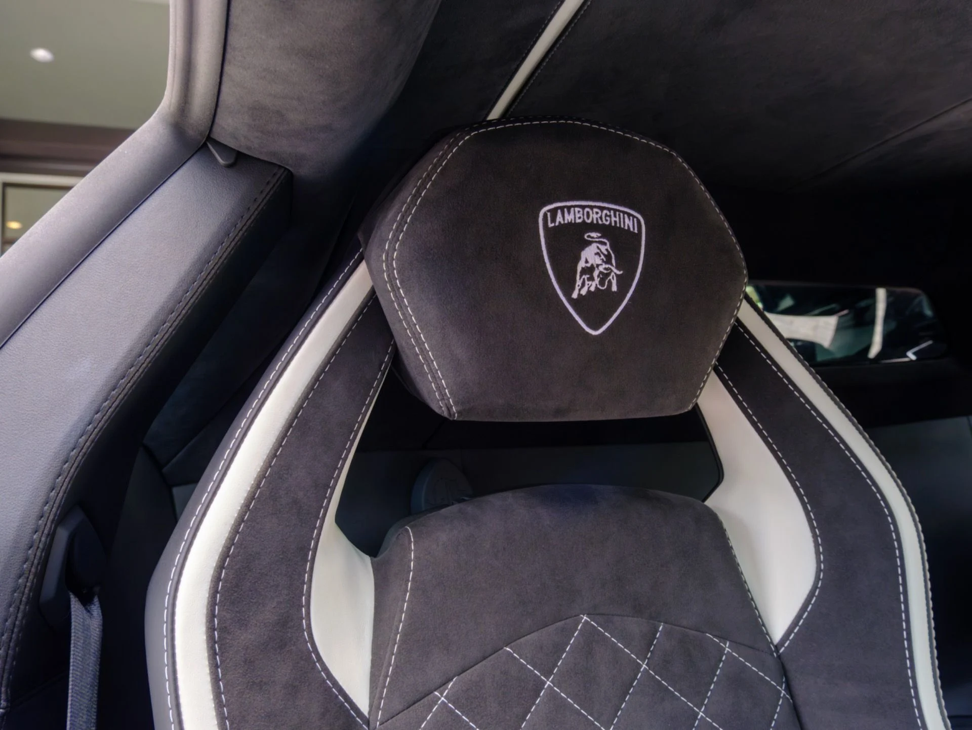 mph040_2135398160_Used_2018_Lamborghini_Aventador_S_1778520653_21c8564bb4