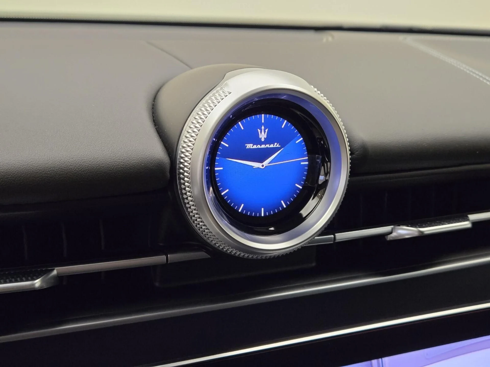 mph040_2159353072_Used_2025_Maserati_Grecale_Folgore_1765004000_24fb7ad224