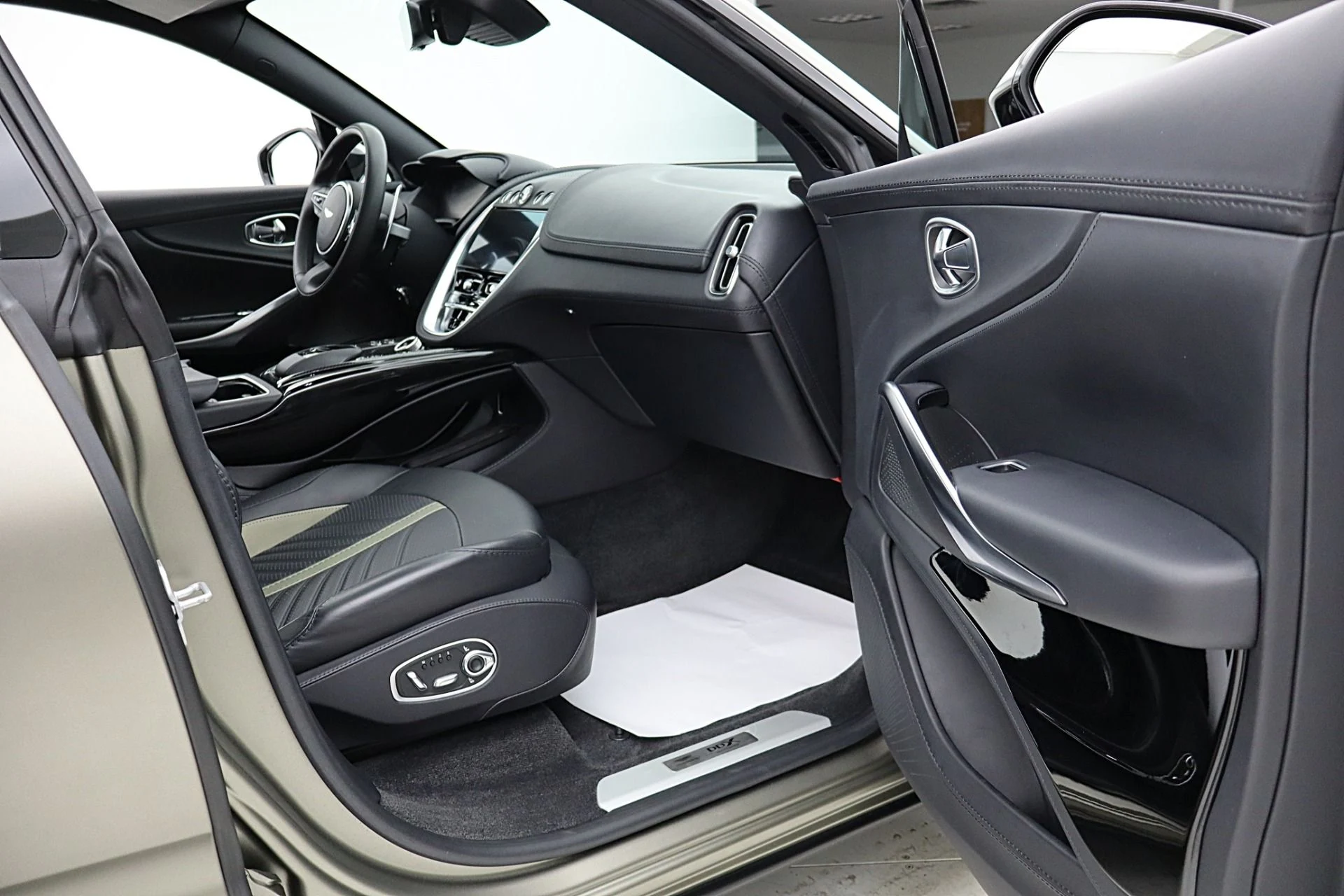 mph040_2315222899_Used_2023_Aston_Martin_DBX_707_e8f0bf4aea