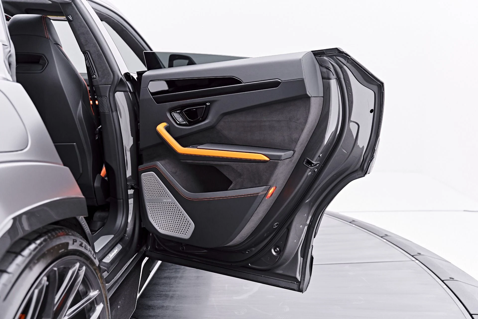 mph040_2322228050_Used_2025_Lamborghini_Urus_SE_1788282722_241ea445c8
