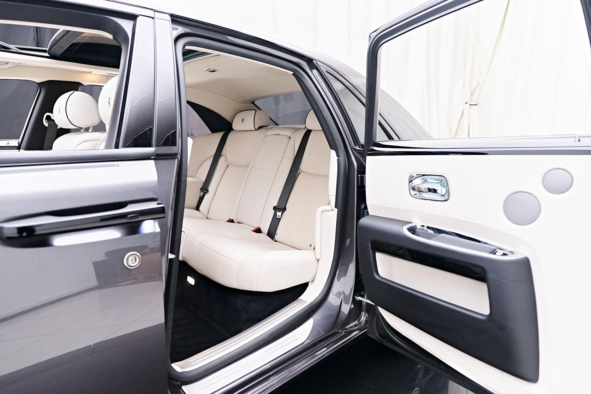mph040_233173028_Used_2017_Rolls_Royce_Ghost_Base_1743559500_e1ced25fa0