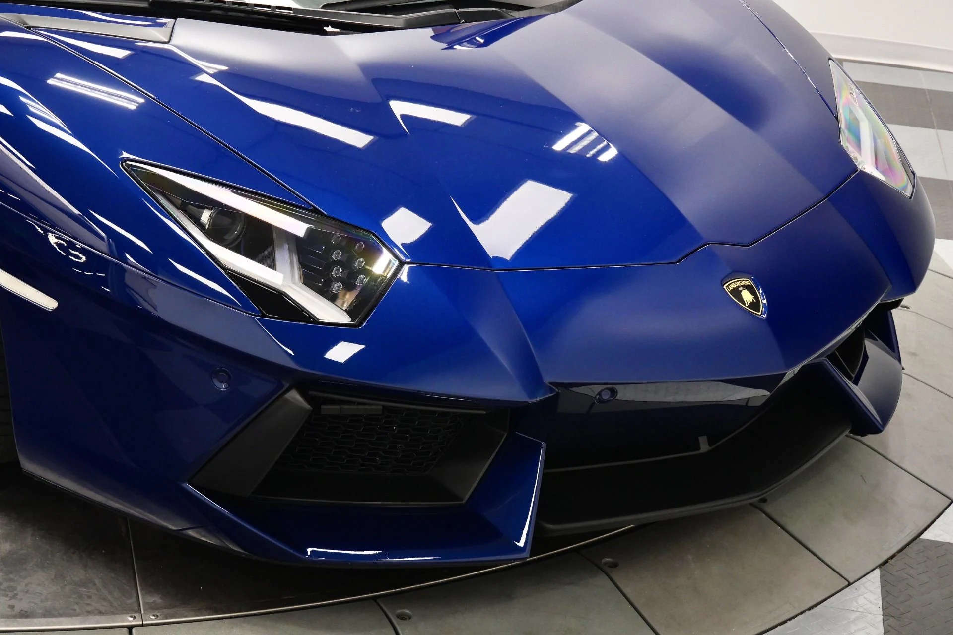 mph040_2344720814_Used_2014_Lamborghini_Aventador_LP_700_4_Beautiful_Color_Combination_Transparent_Engine_Bonnet_1774983686_22c4159229