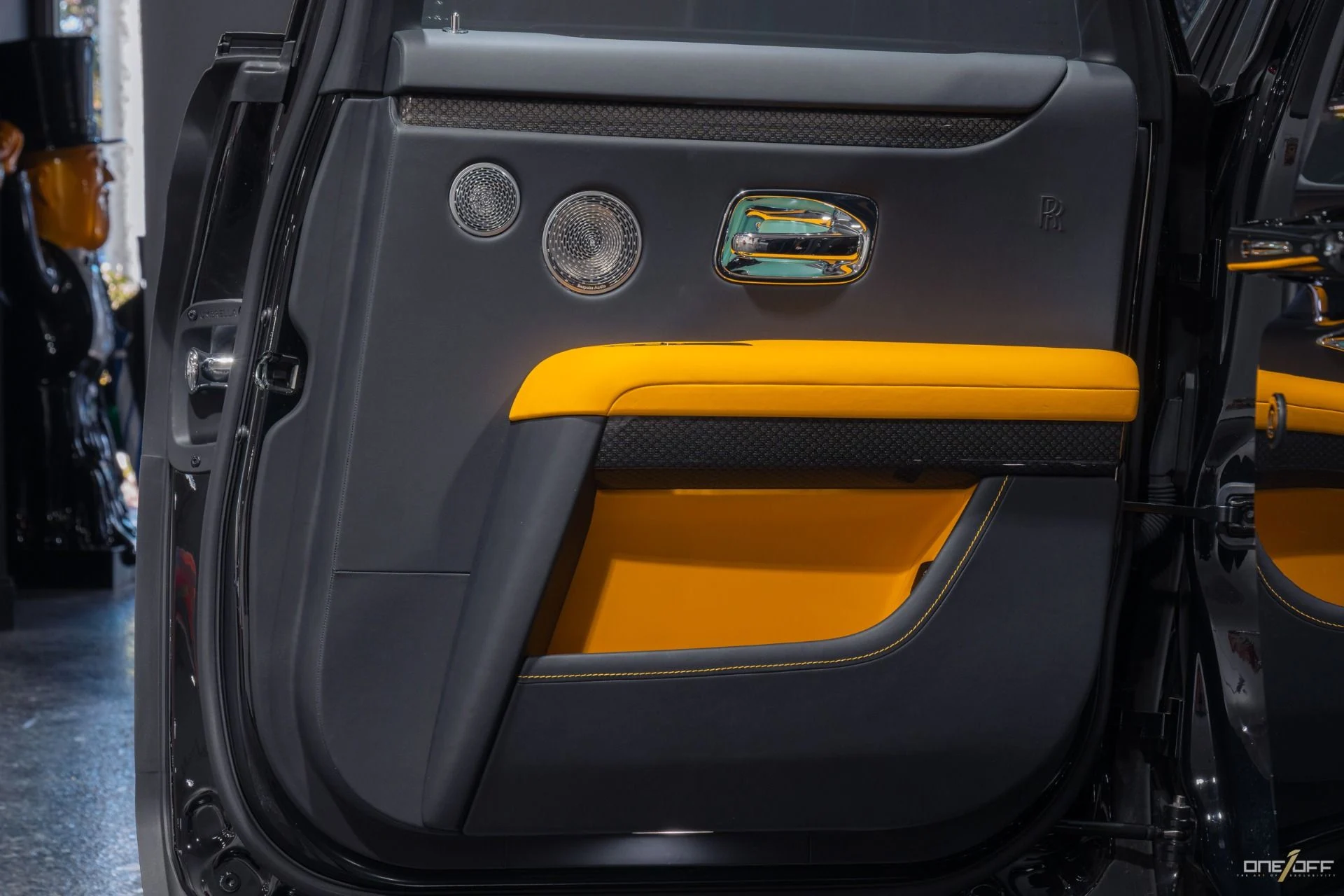 mph040_2366414183_Used_2022_Rolls_Royce_Black_Badge_Ghost_FULL_Urban_Design_Carbon_Kit_477_K_MSRP_Starlight_1759778193_6db74ce330