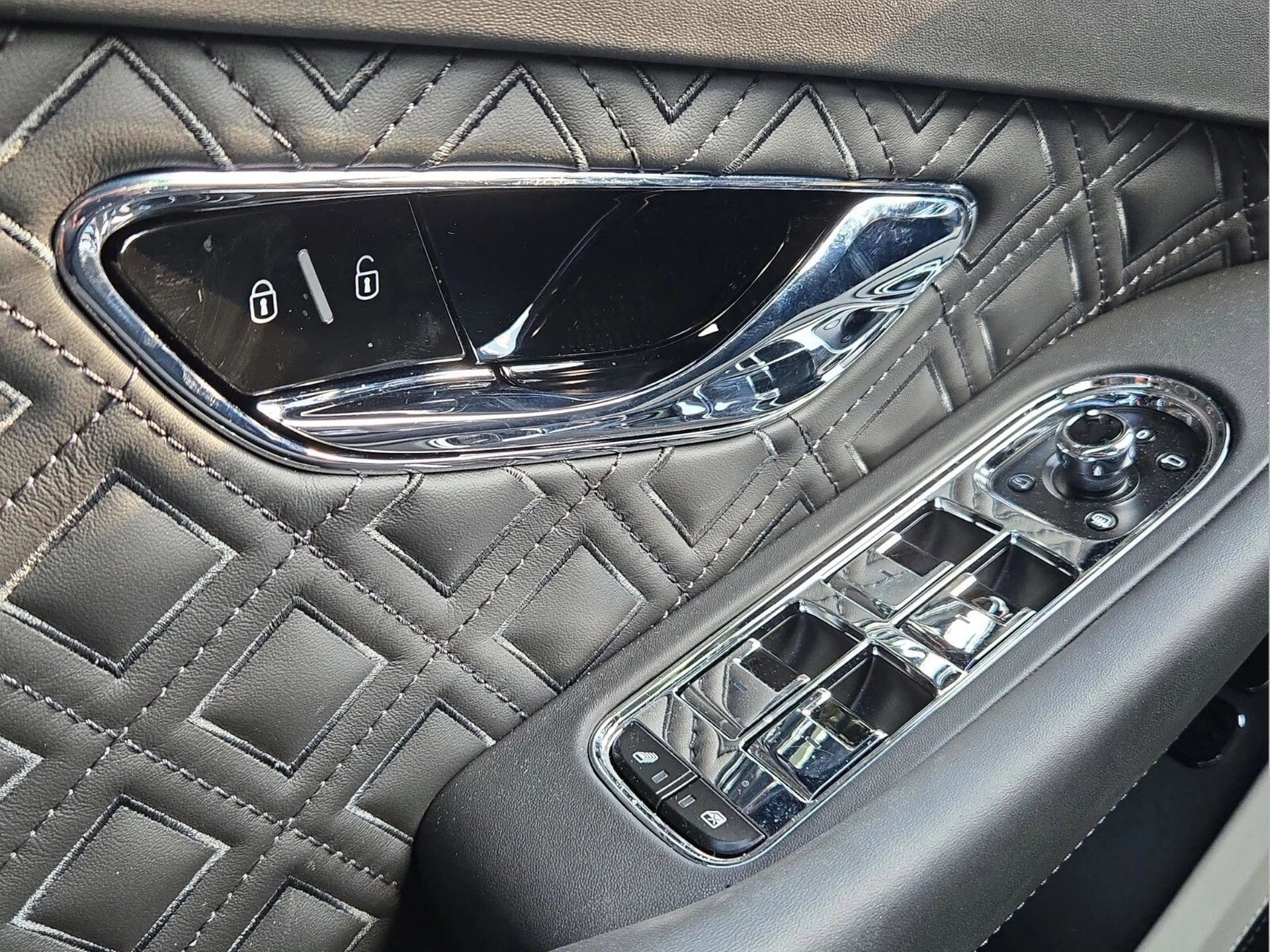 mph040_2396094788_b54940fe3c1f06f7f4de39d9938efda5x_3129990801