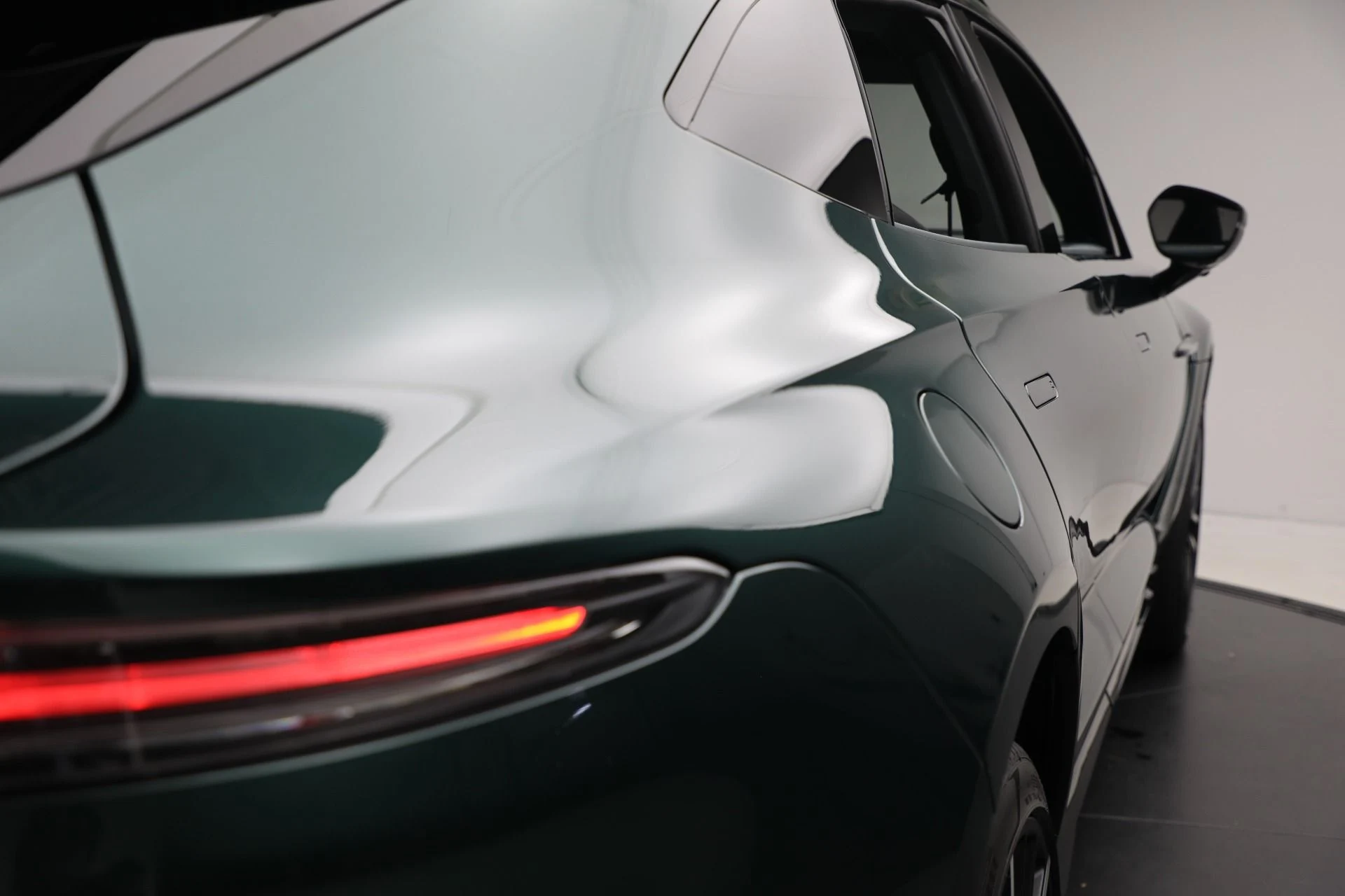 mph040_239896012_New_2025_Aston_Martin_DBX_707_959334f9a3