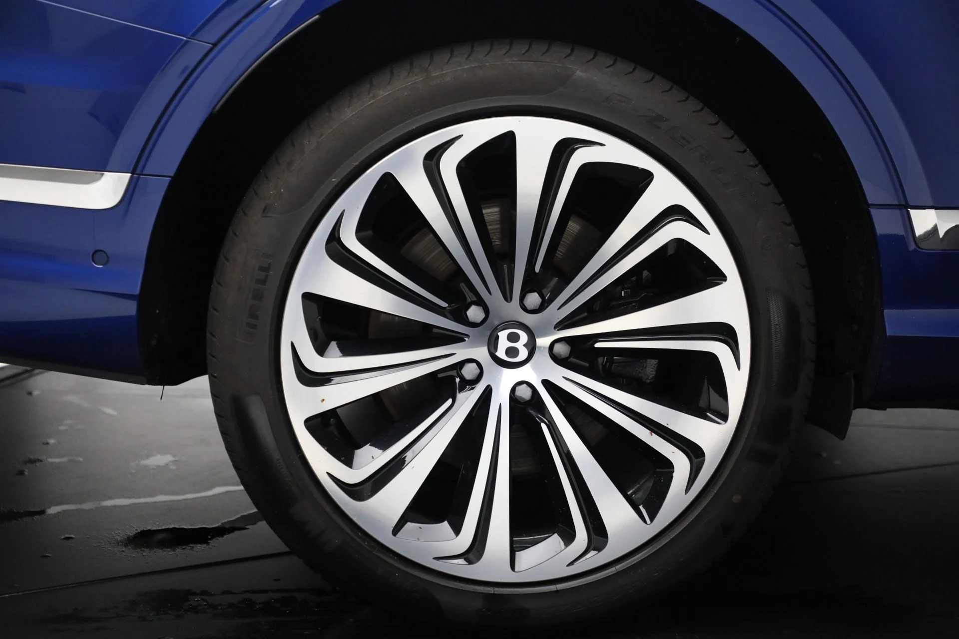 mph040_2403512925_Used_2024_Bentley_Bentayga_Azure_V8_8650a52215