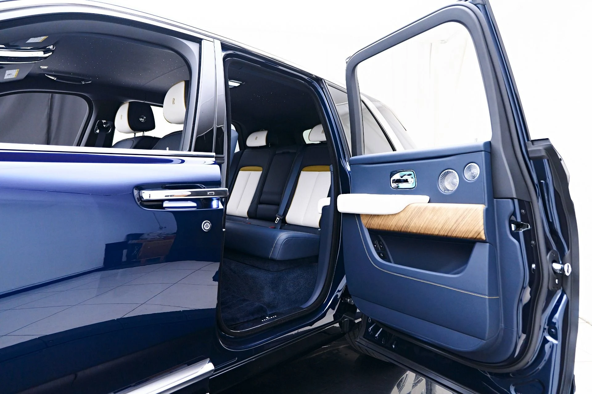 mph040_2409150975_Used_2025_Rolls_Royce_Cullinan_Base_1755895153_07b654f3c0