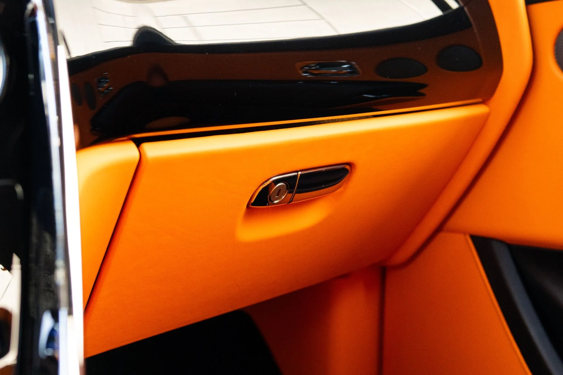 mph040_2451640415_Used_2019_Rolls_Royce_Cullinan_1769627245_2847272c4a