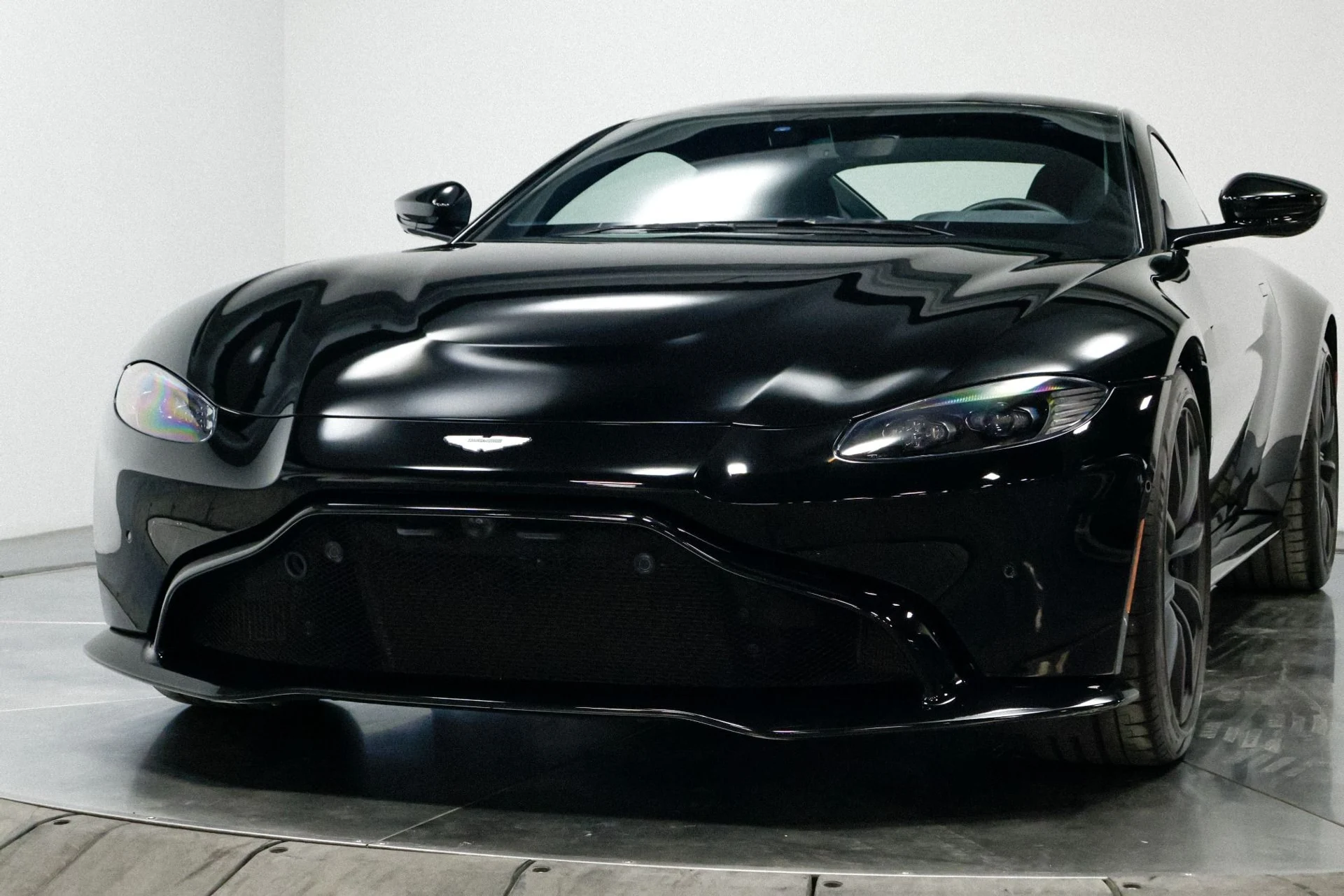 mph040_2454636128_Used_2019_Aston_Martin_Vantage_1760536452_dbb7945de8