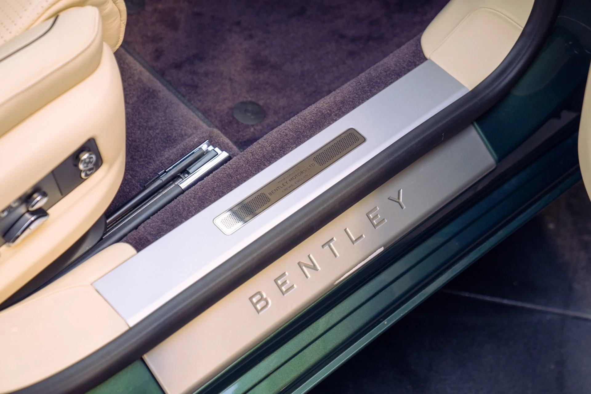 mph040_2471602070_Used_2022_Bentley_Flying_Spur_V8_1790700947_a363f56495