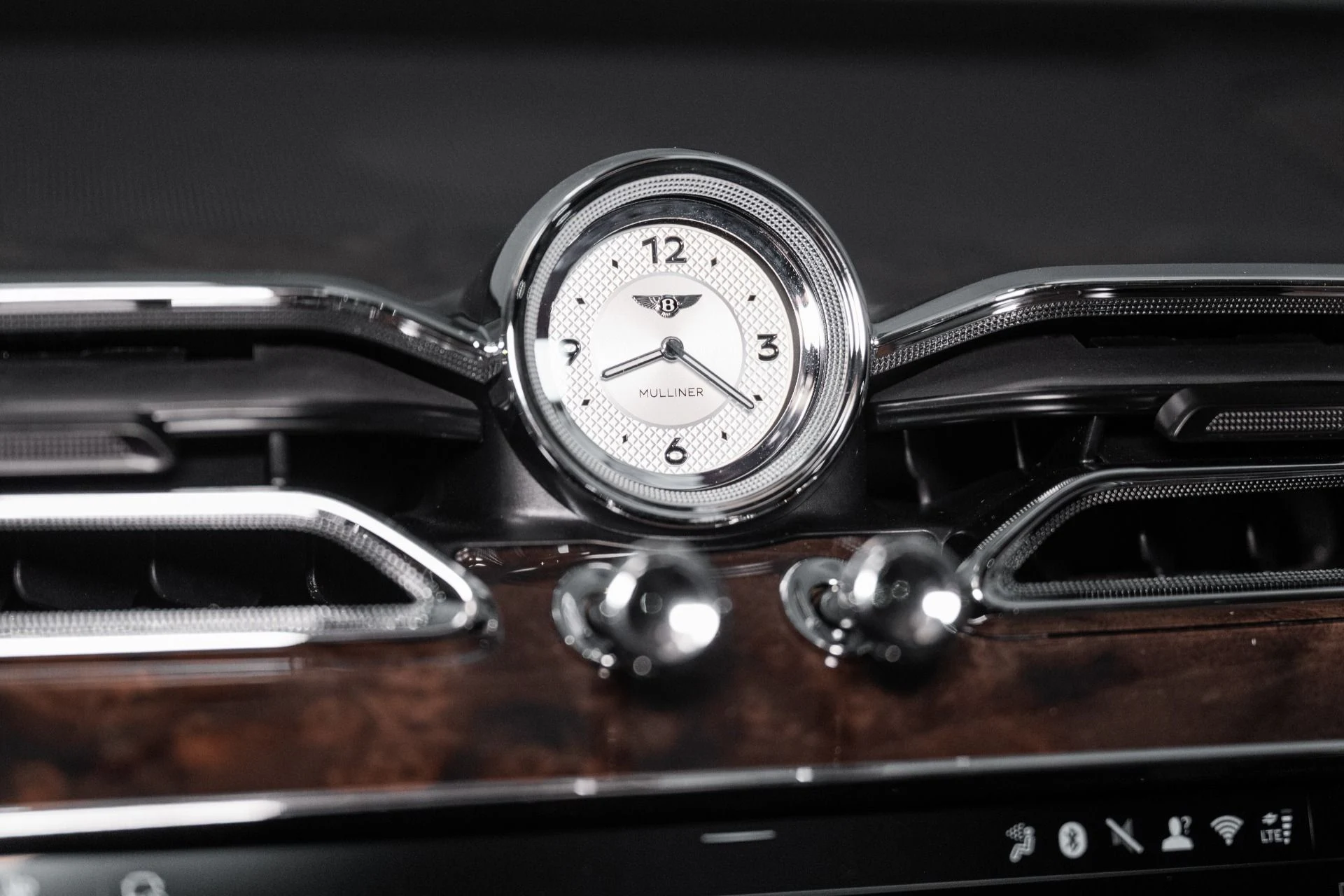 mph040_2482337616_Used_2025_Bentley_Bentayga_EWB_Mulliner_V8_1762964457_48f1e22b89