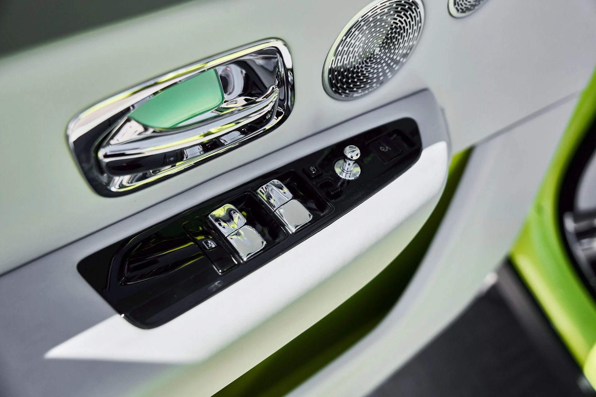 mph040_2490267872_Used_2024_Rolls_Royce_Cullinan_Base_1773162615_2fa4599ce7