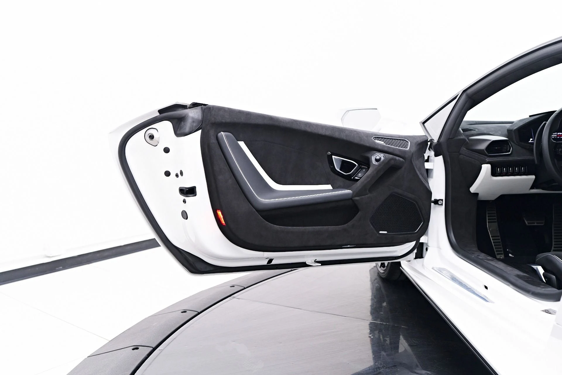 mph040_2508925871_Used_2023_Lamborghini_Huracan_Tecnica_Base_1750384074_9d0abdcd41