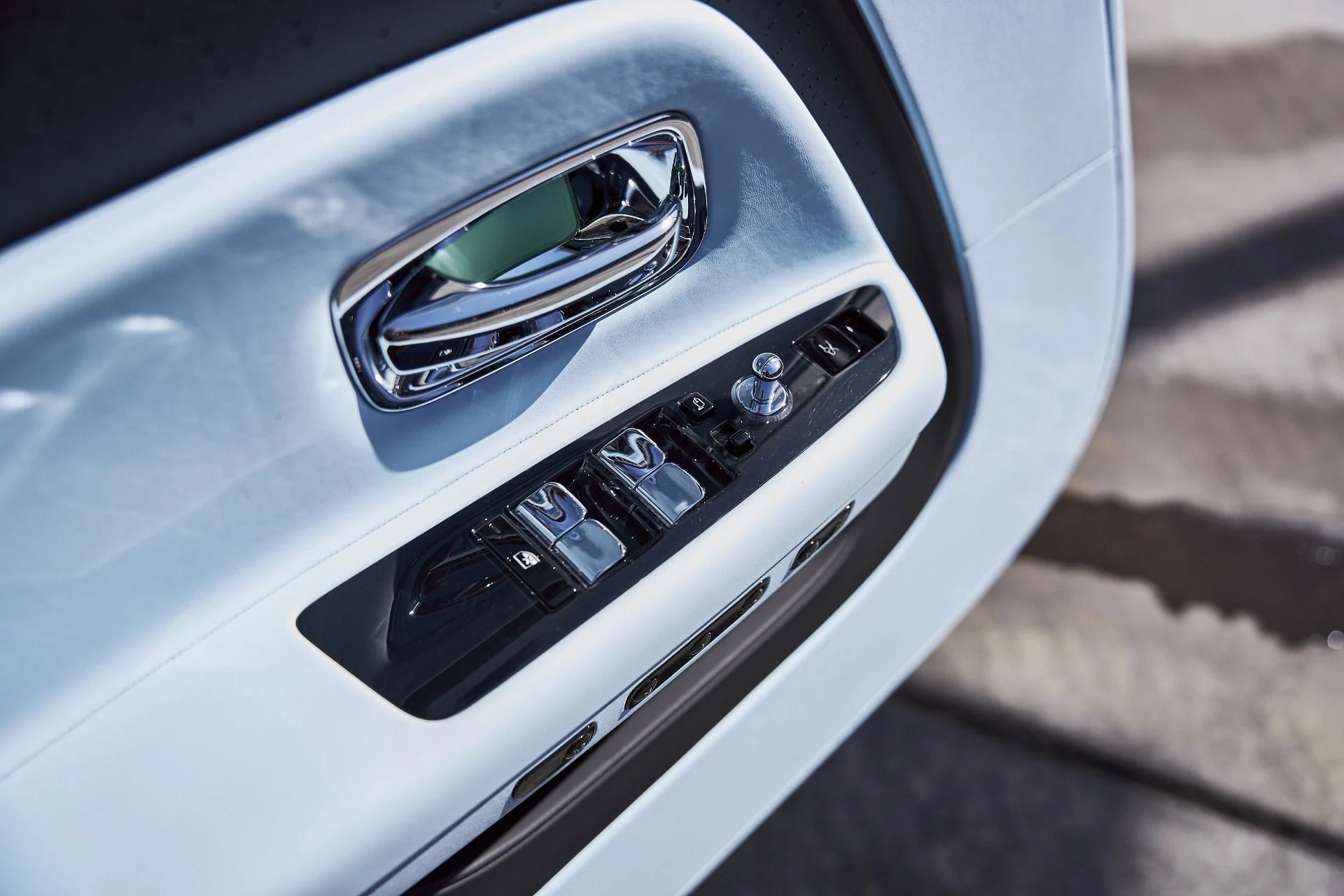 mph040_2517245536_Used_2025_Rolls_Royce_Spectre_Base_1773452510_120468b94f