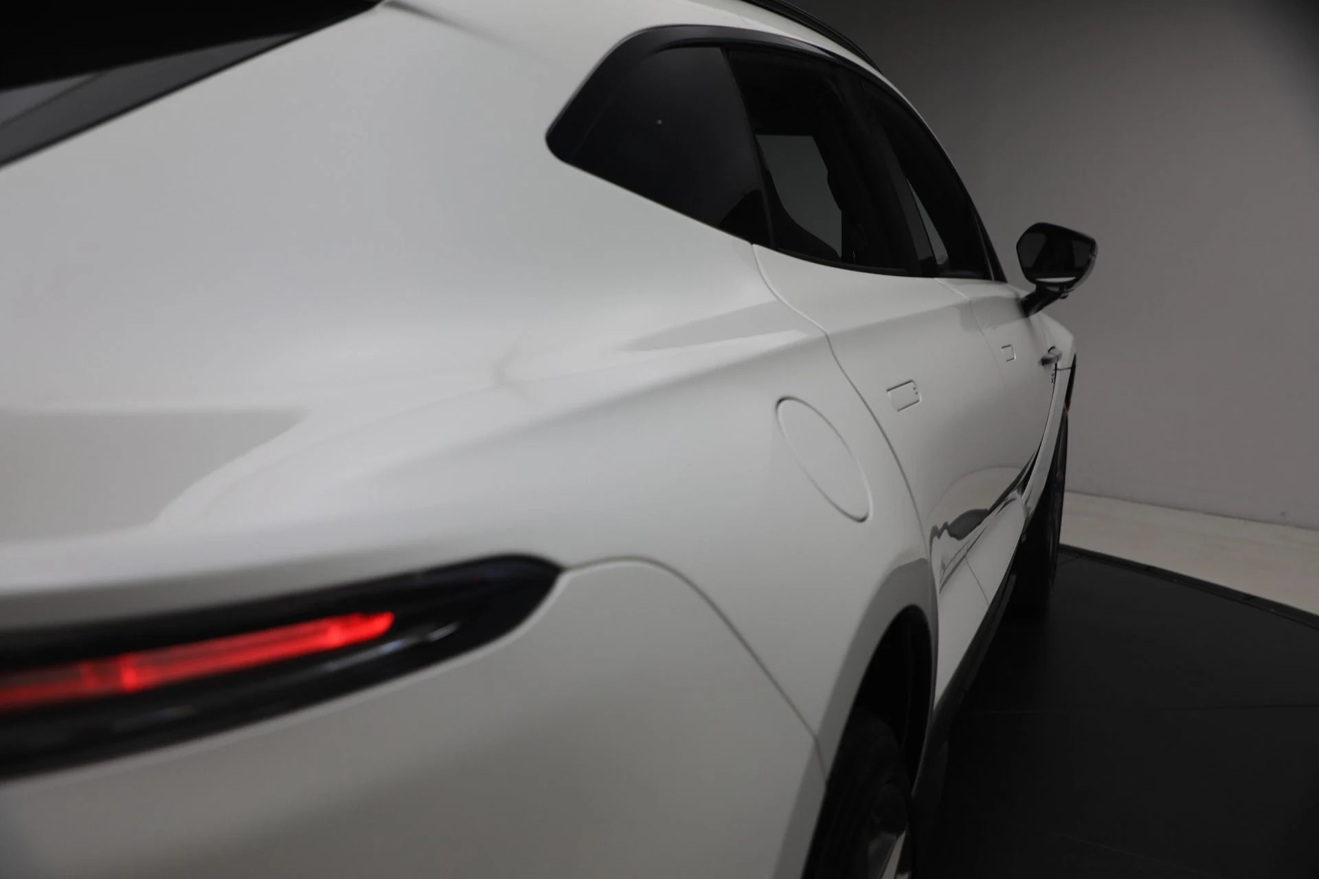 mph040_2540374901_New_2026_Aston_Martin_DBX_S_1779888036_5caafbee4f
