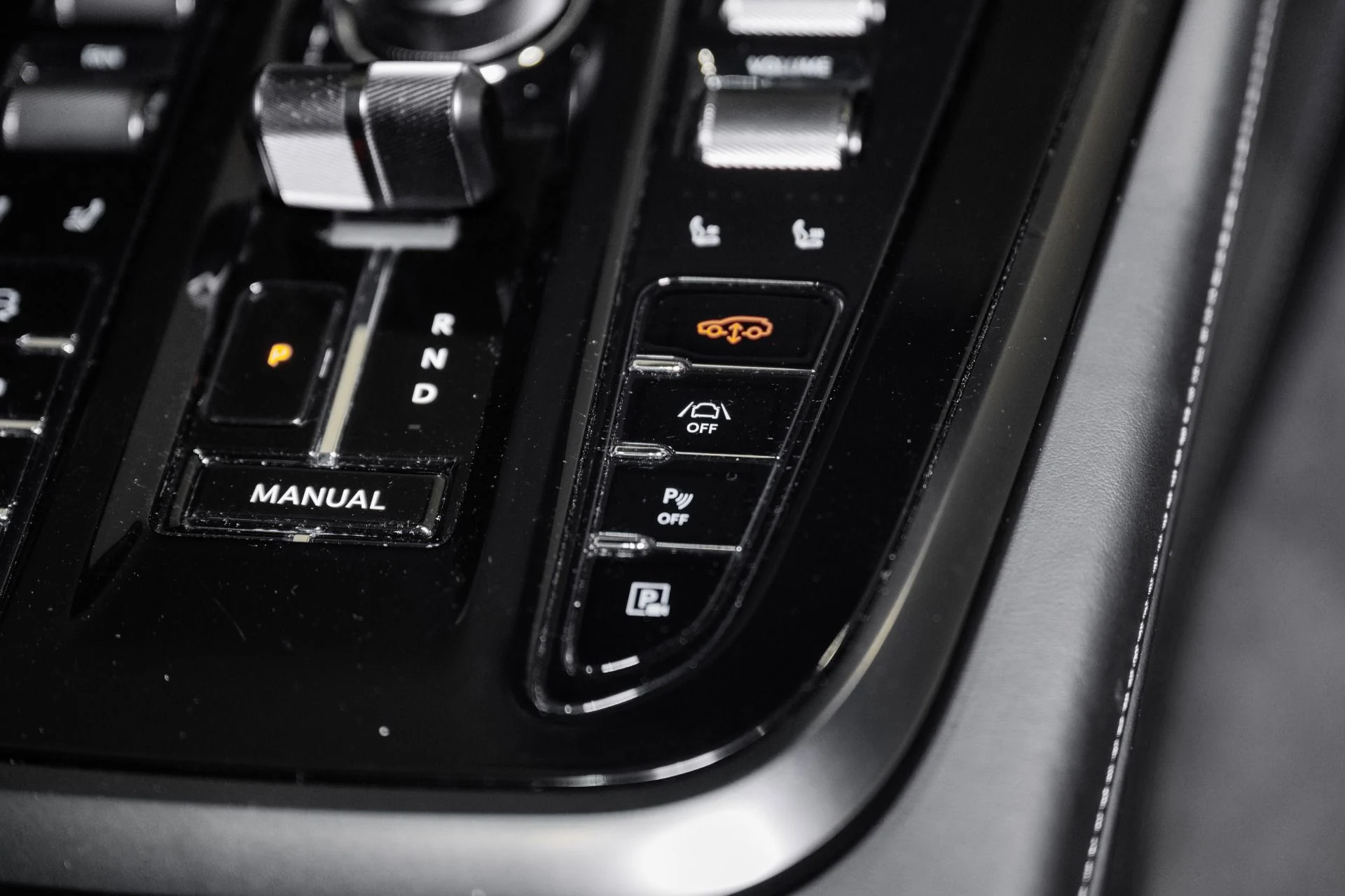 mph040_2559141984_Used_2025_Aston_Martin_DBX_707_1768581012_b6fd3a2c2b