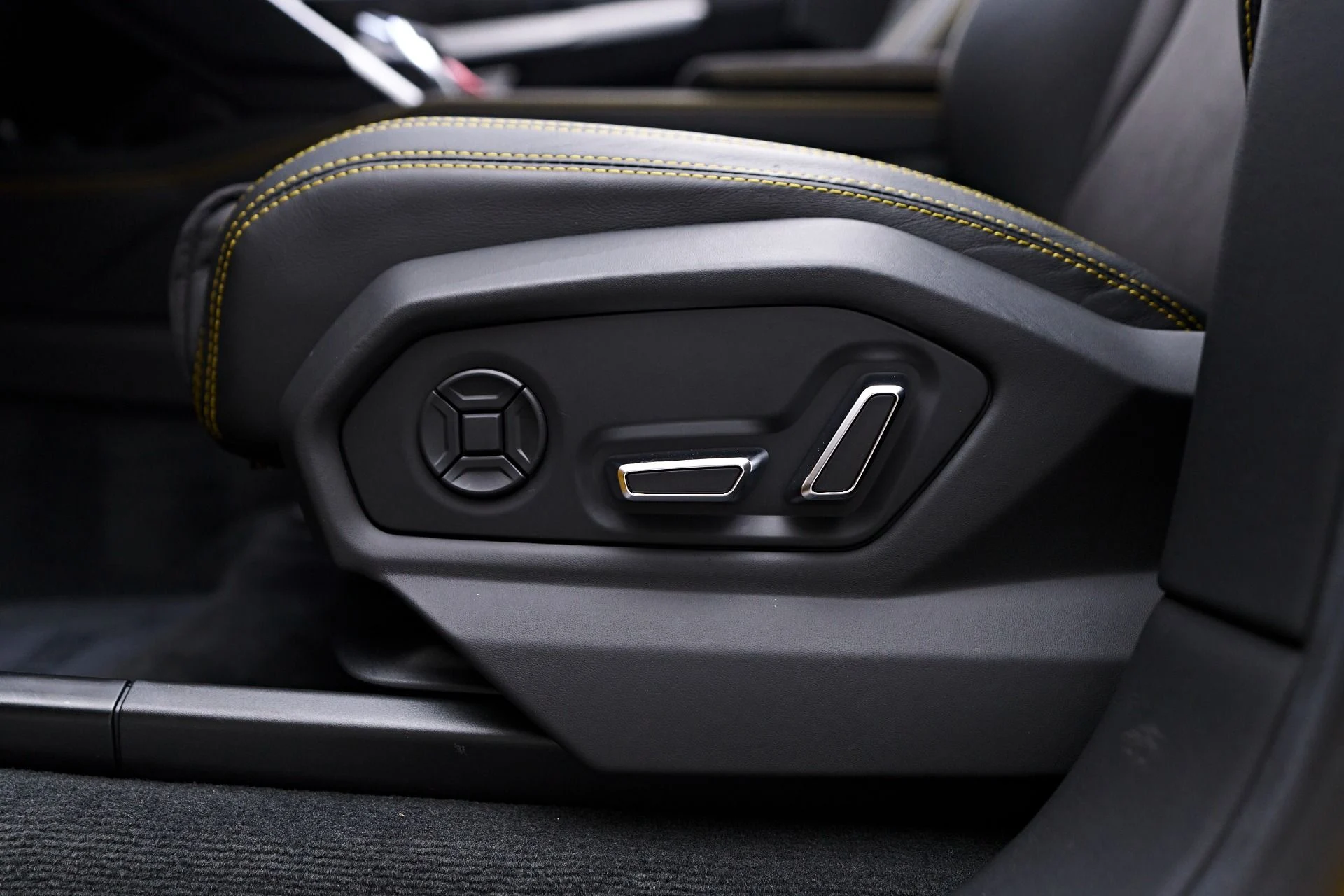 mph040_2568561367_Used_2021_Lamborghini_Urus_Base_1758751763_84318ddfdb