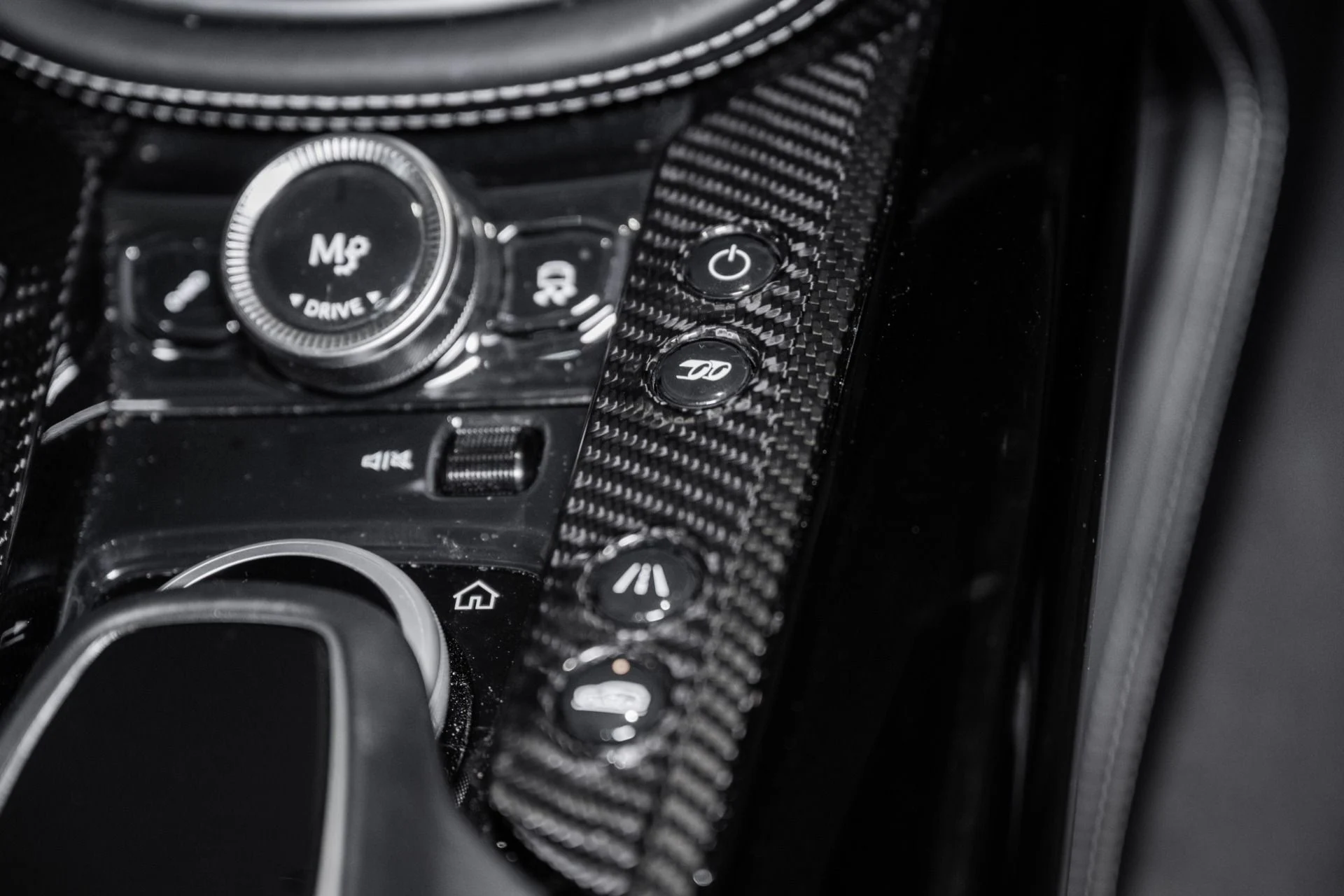 mph040_2579562246_Used_2023_Aston_Martin_DBX_707_1761749500_e8cc5e9f6f