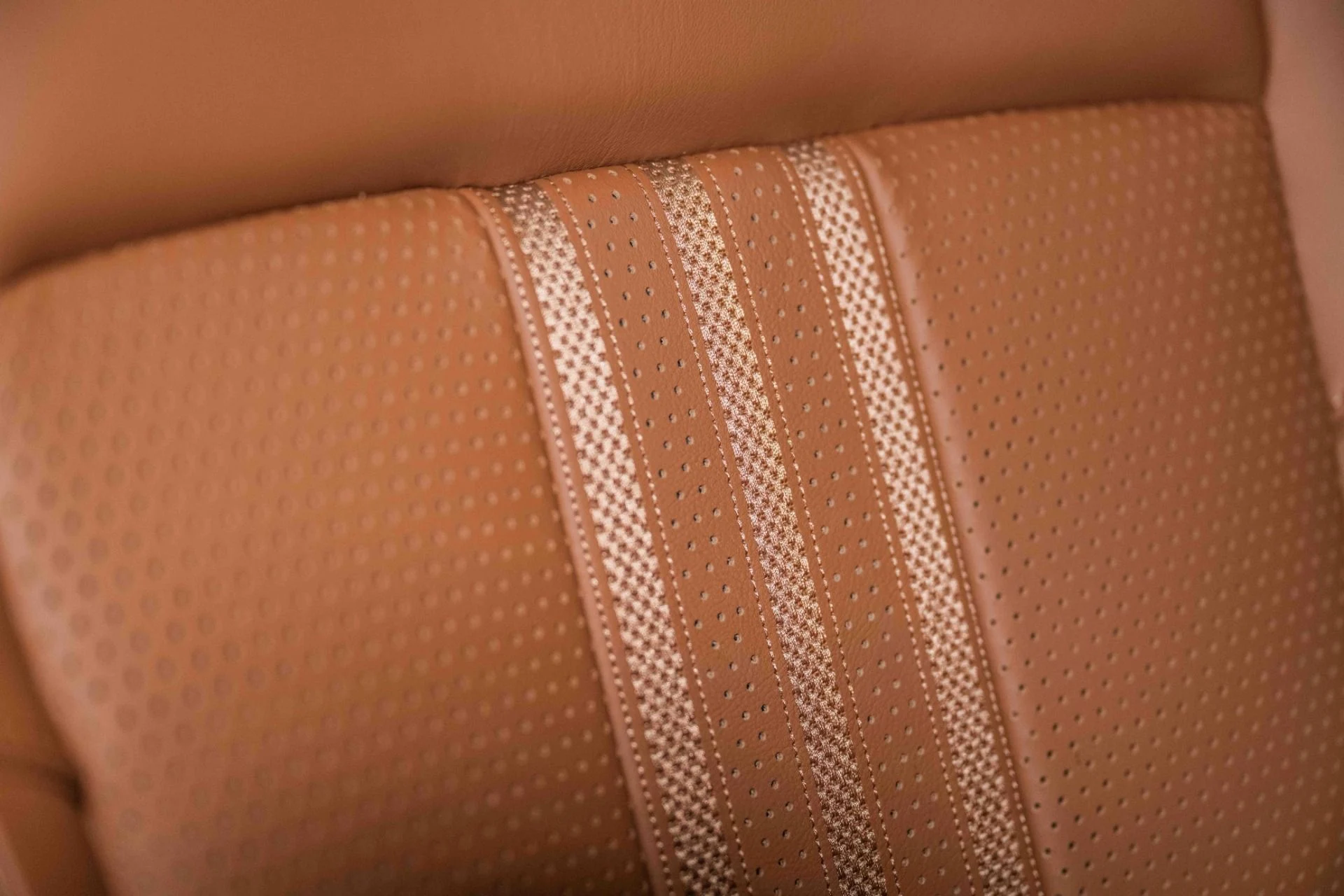 mph040_2624383558_Used_2025_Aston_Martin_DBX_707_1730812755_fb06d74a2e