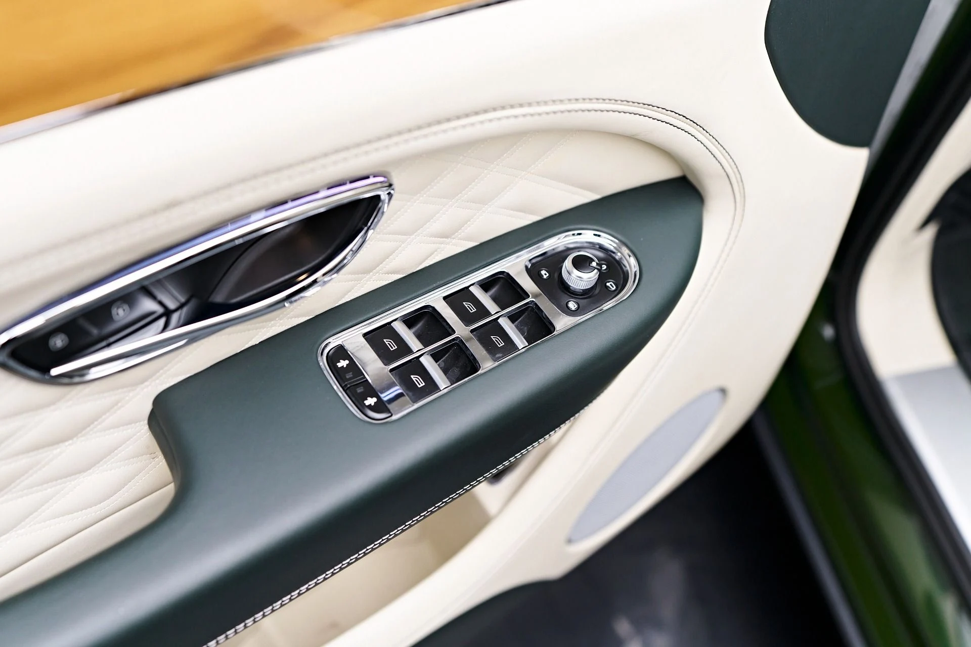 mph040_2653103724_Used_2023_Bentley_Bentayga_EWB_1754782444_b95a729570