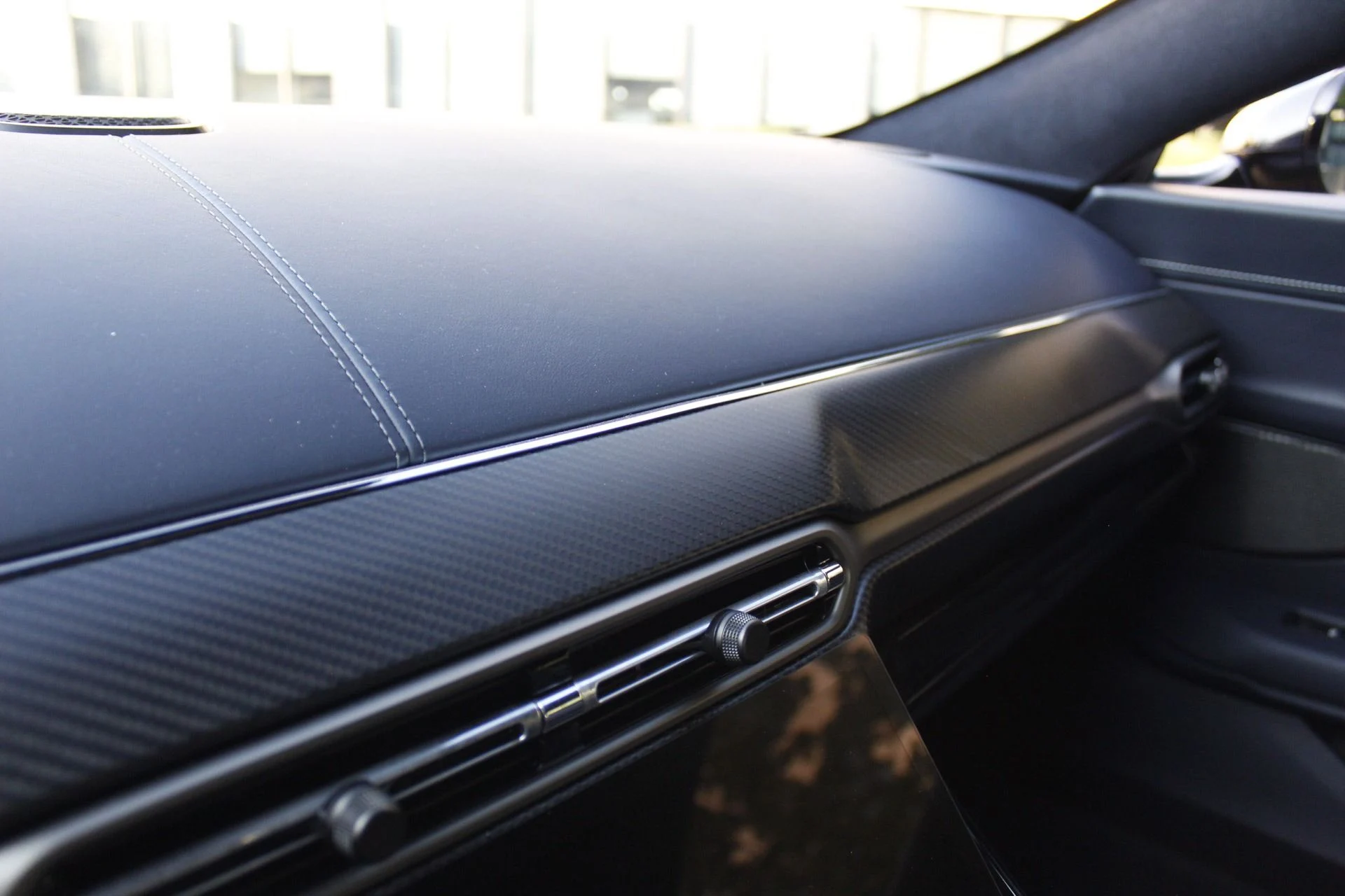 mph040_2676940866_Used_2025_Aston_Martin_Vantage_1788306672_e1faff11ea