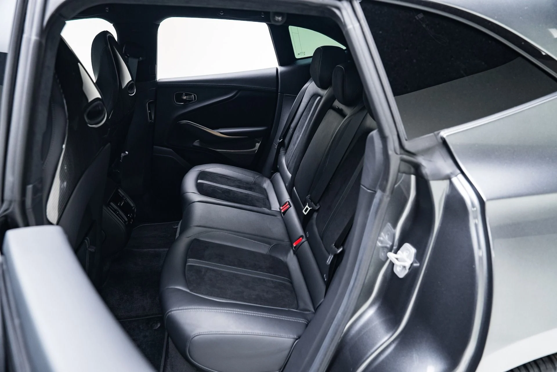 mph040_2689492087_Used_2023_Aston_Martin_DBX_707_1767147113_b9bd1c2020