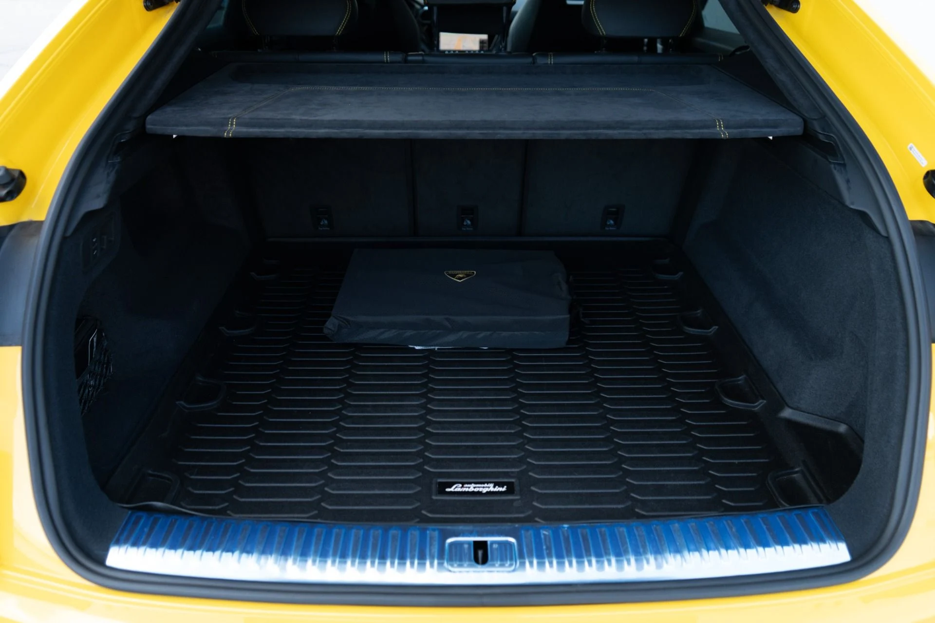 mph040_2691298235_Used_2021_Lamborghini_Urus_1770744627_15c6c0a093