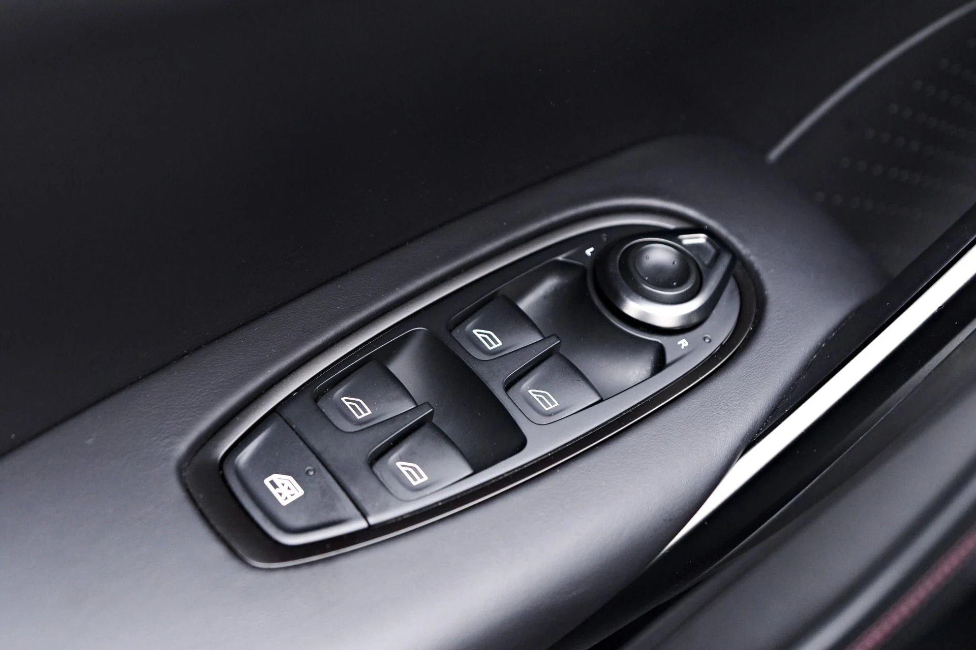 mph040_2693827412_Used_2023_Aston_Martin_DBX_707_1754786768_6b35a682a1