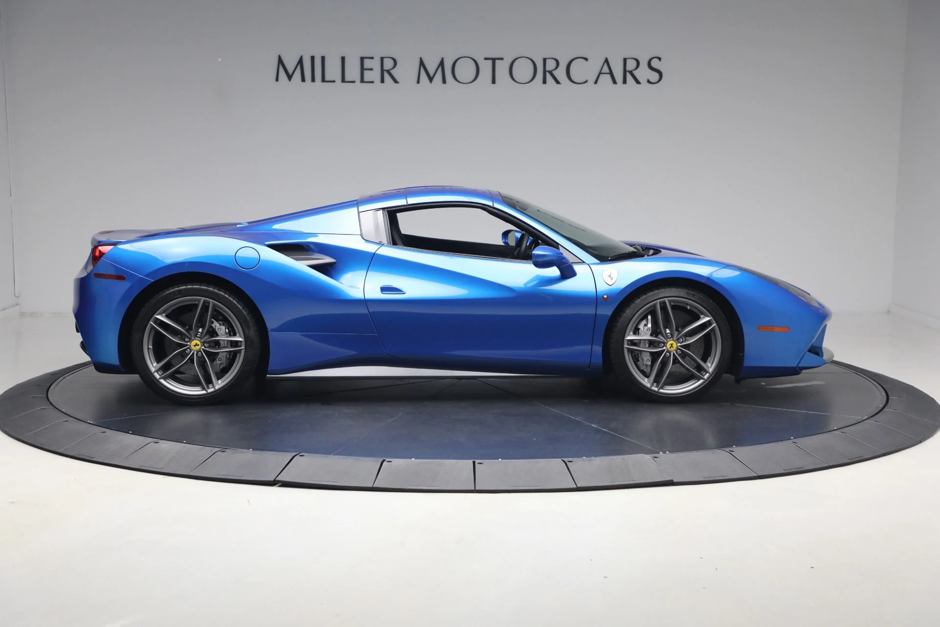 mph040_2715276285_Used_2017_Ferrari_488_Spider_1779887206_b314828ef6