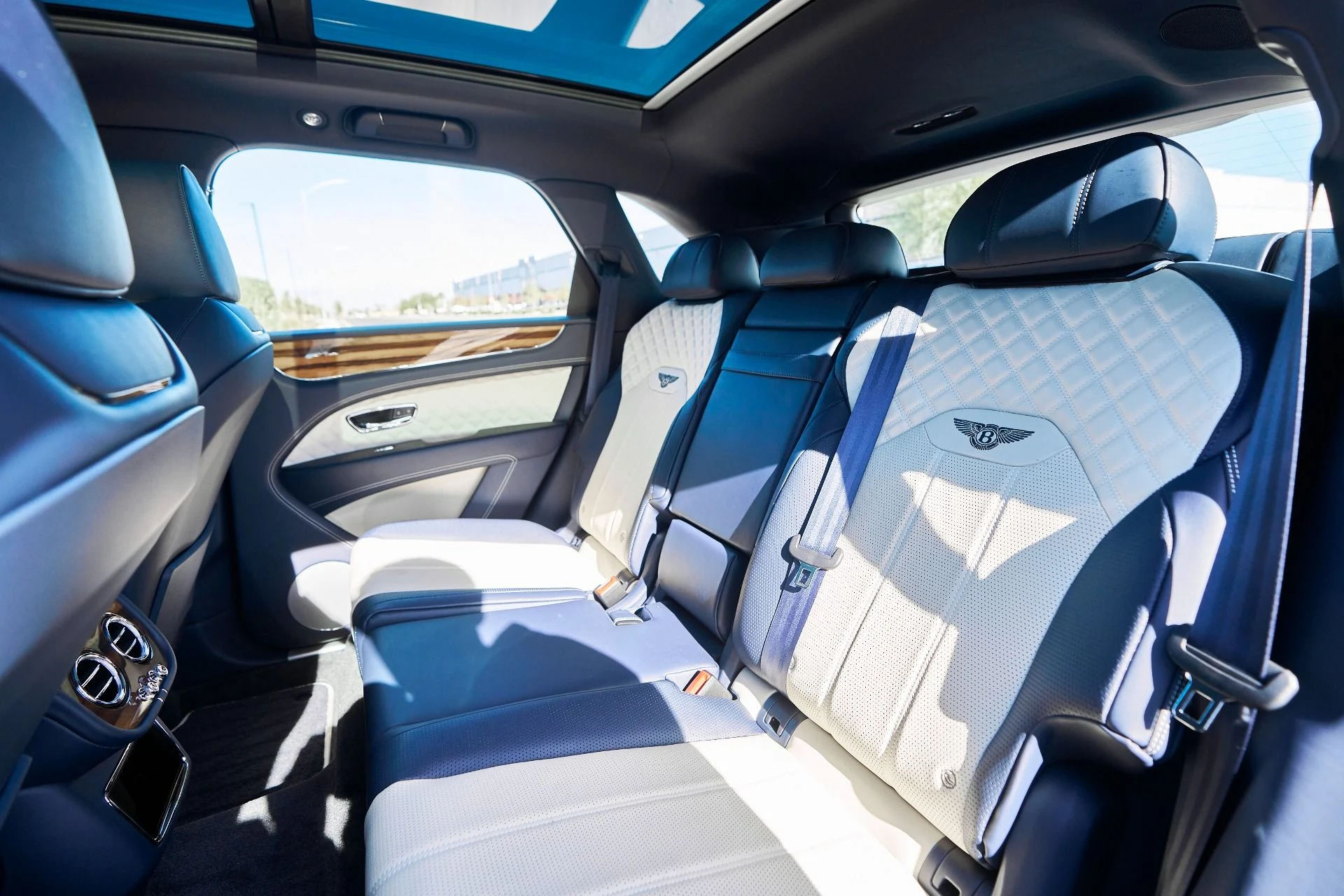 mph040_2738606000_Used_2021_Bentley_Bentayga_V8_1764209028_1f67c092a0