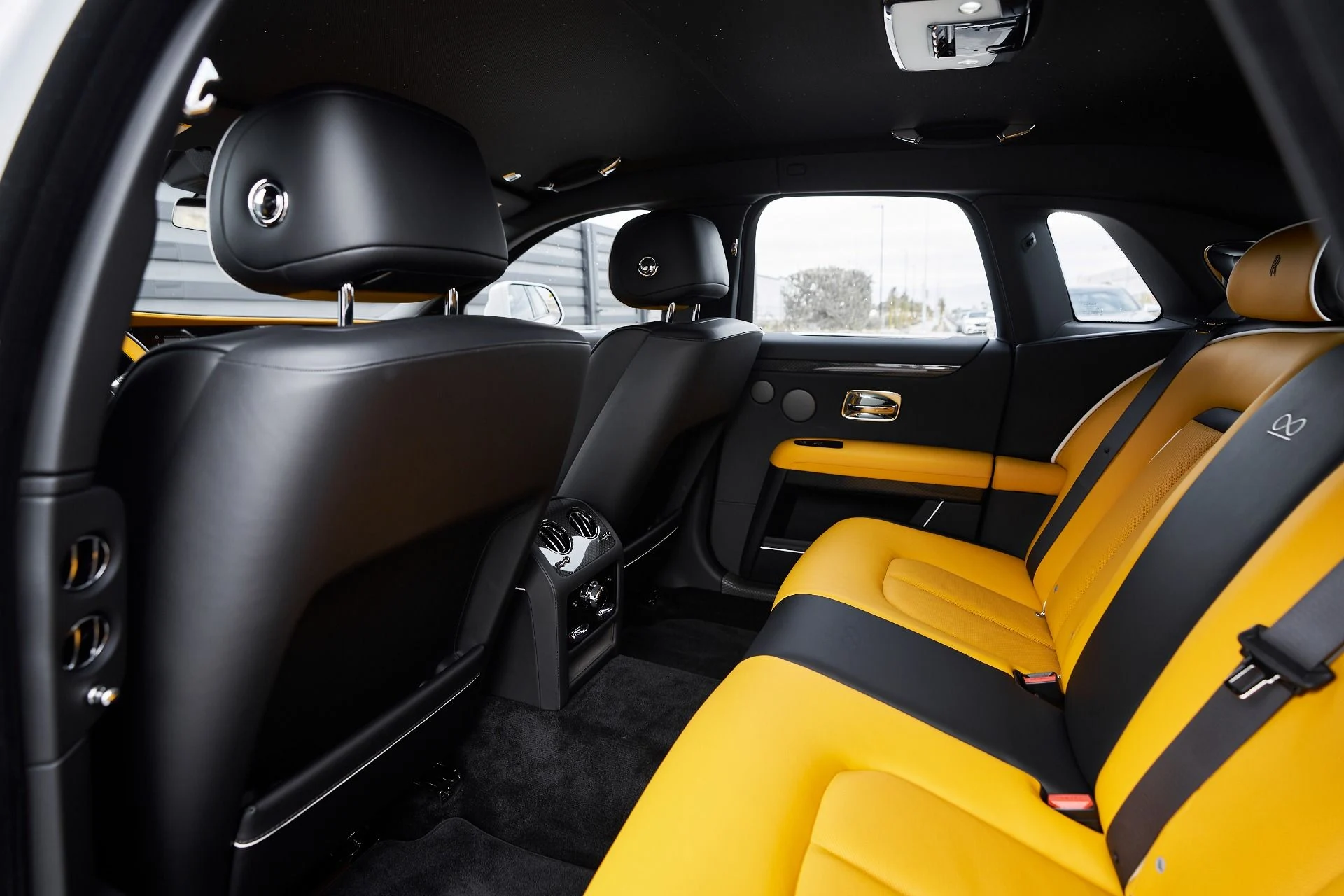 mph040_2765131943_Used_2025_Rolls_Royce_Ghost_Black_Badge_1763167800_0f496d4052