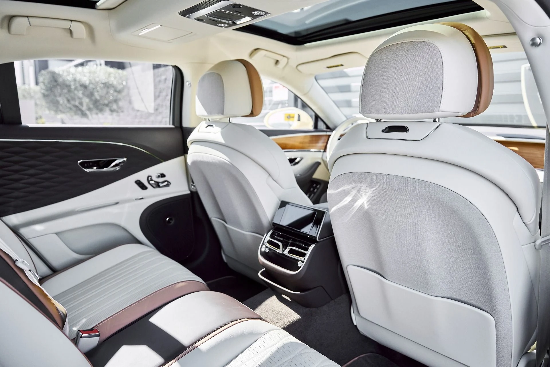 mph040_2765726129_Used_2023_Bentley_Flying_Spur_Hybrid_Odyssean_Edition_1770692475_66628b85e7