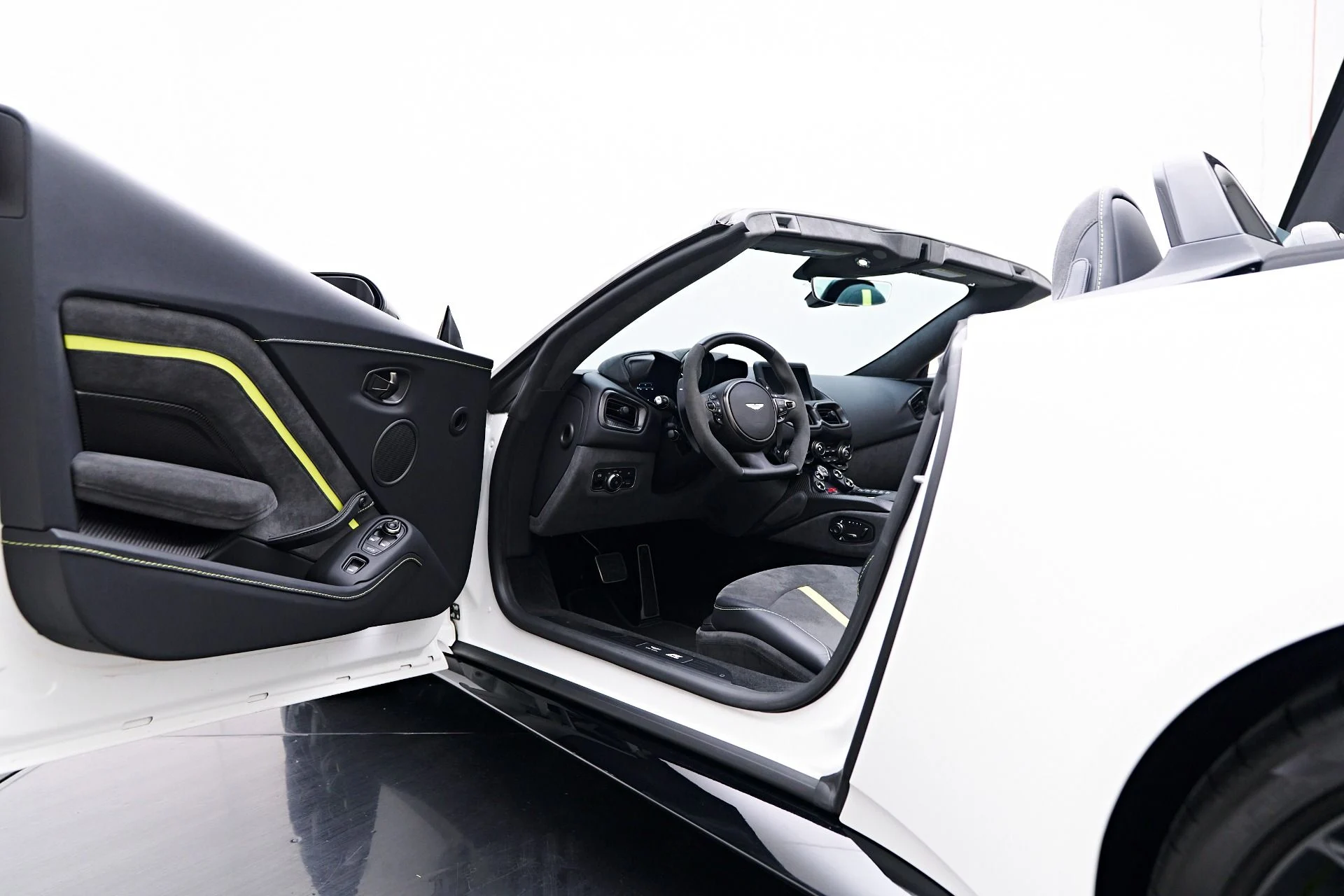 mph040_2771689605_Used_2023_Aston_Martin_Vantage_F1_Edition_1754013179_48adb49a1b