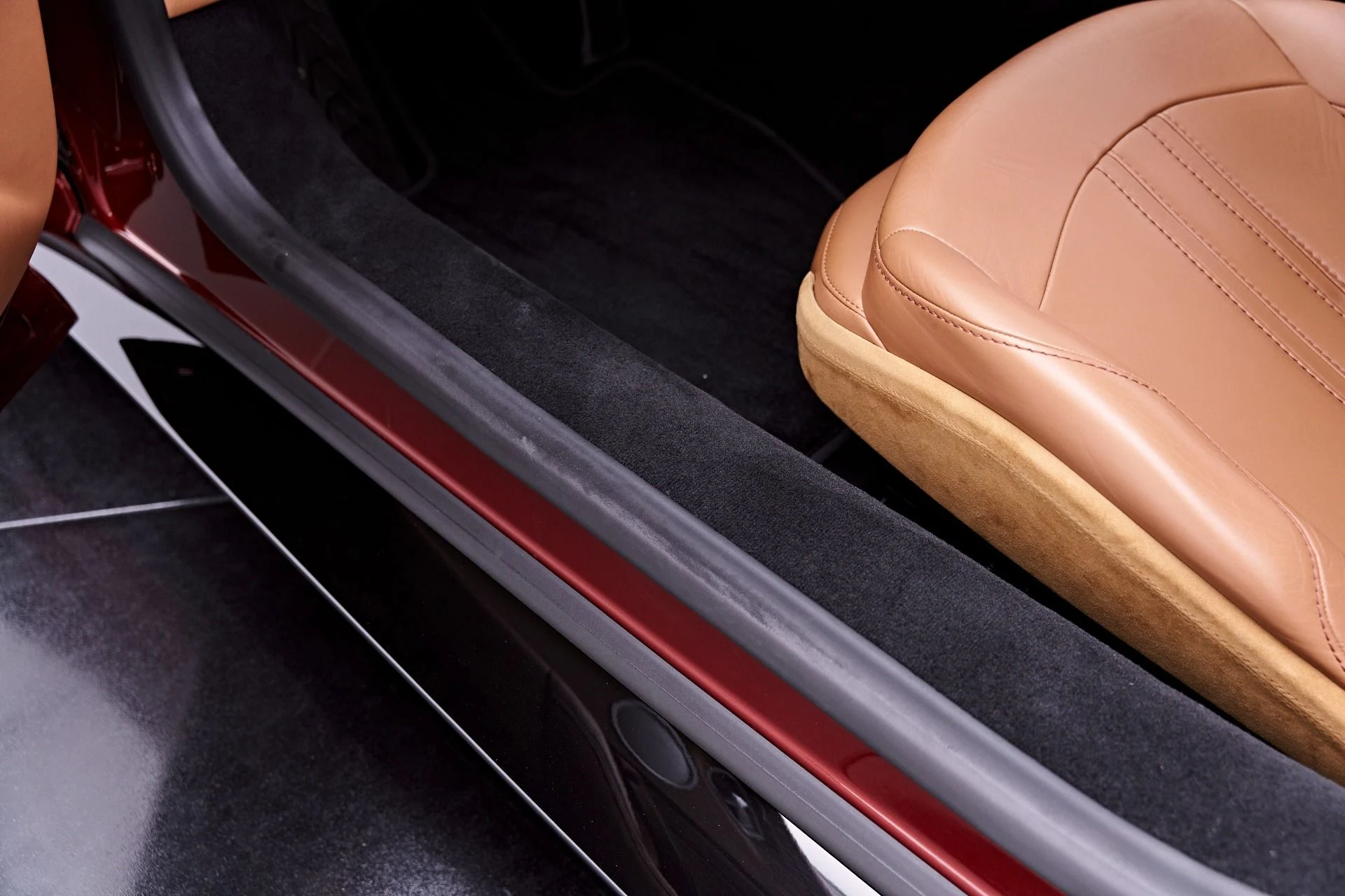 mph040_2775523193_Used_2020_Aston_Martin_Vantage_Base_1777504313_0d472f0f19