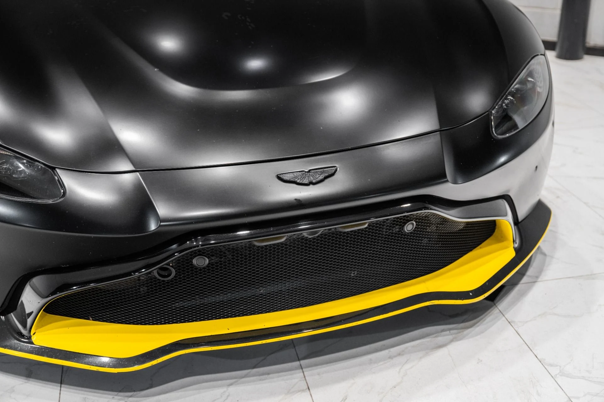 mph040_2778777747_Used_2019_Aston_Martin_Vantage_1765989078_e8ffaecd47